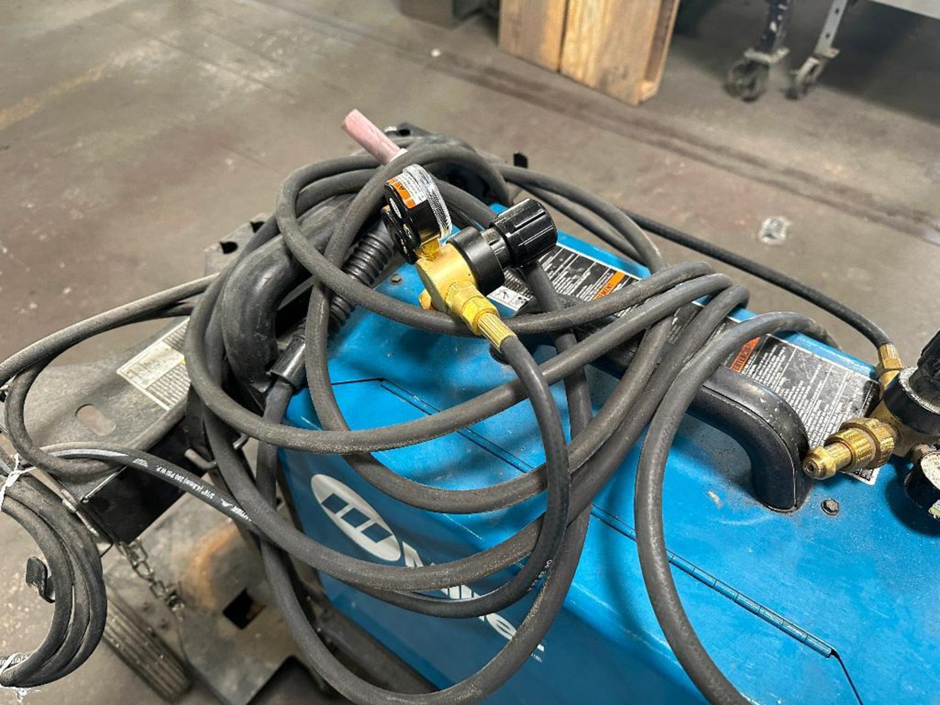 DESCRIPTION MILLER MULTIMATIC 220 AC/DC WELDER. ADDITIONAL INFORMATION W/ LEADS AND GUN LOCATION WAR - Image 5 of 8