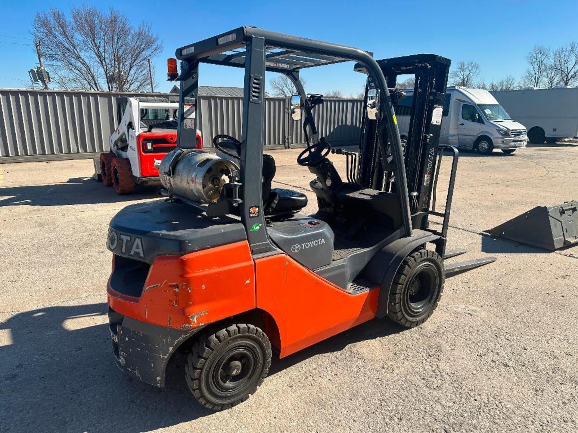 DESCRIPTION 2017 TOYOTA 5000 LB. CAPACITY LP FORK LIFT. 3 STAGE MAST, SIDE SHIFT AND TILT. BRAND / M - Image 3 of 10