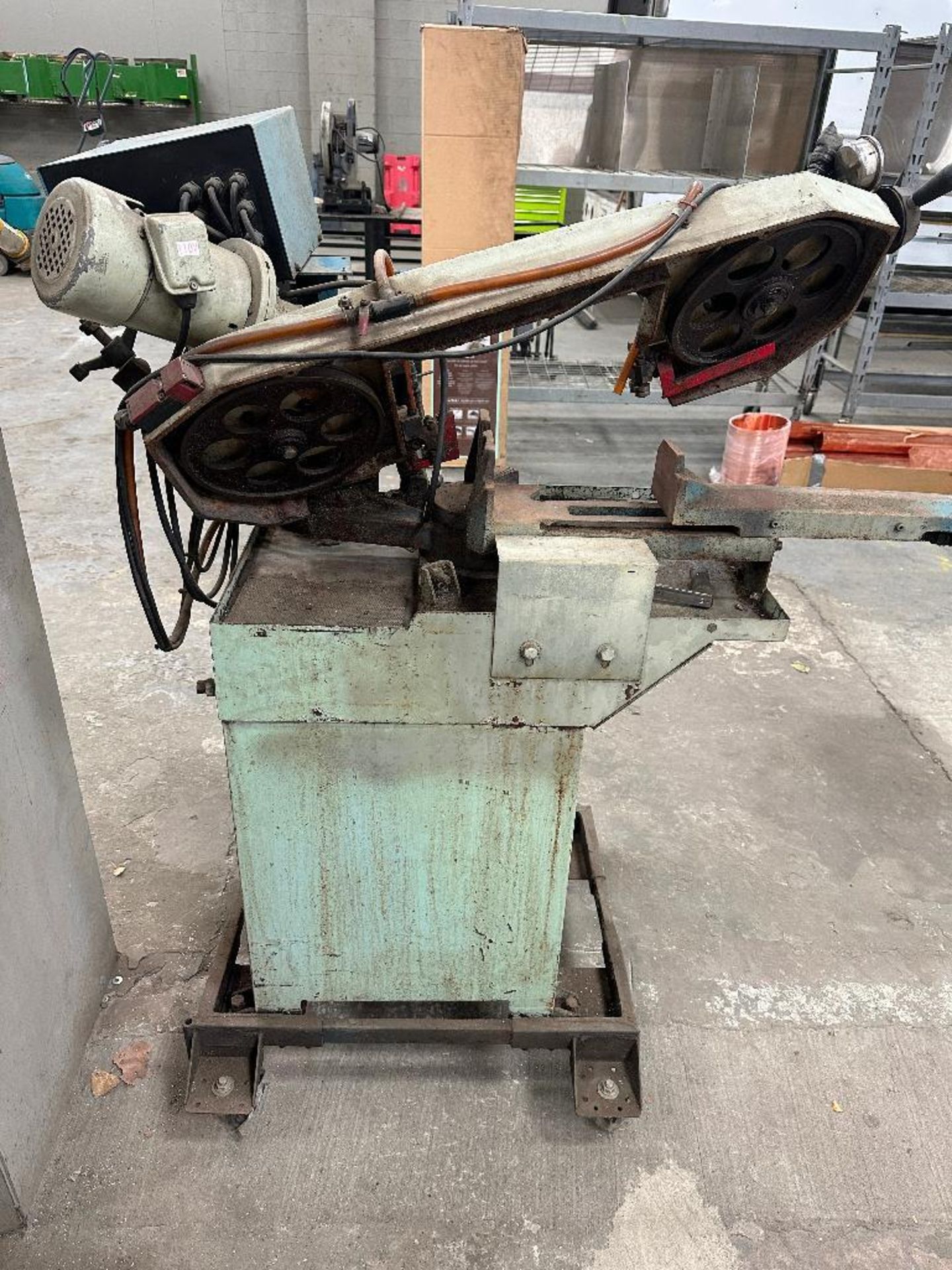 DESCRIPTION BAND SAW HORIZONTAL METAL BAND SAW. ADDITIONAL INFORMATION SN# 3065517 LOCATION WAREHOUS - Image 4 of 5