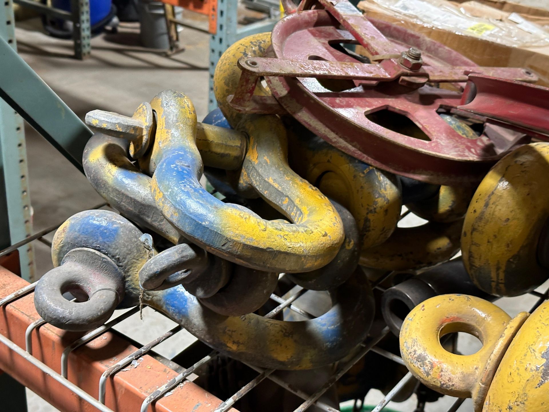 LARGE GROUP OF MATERIAL LIFTING EQUIPMENT AND HARDWARE - Image 3 of 5