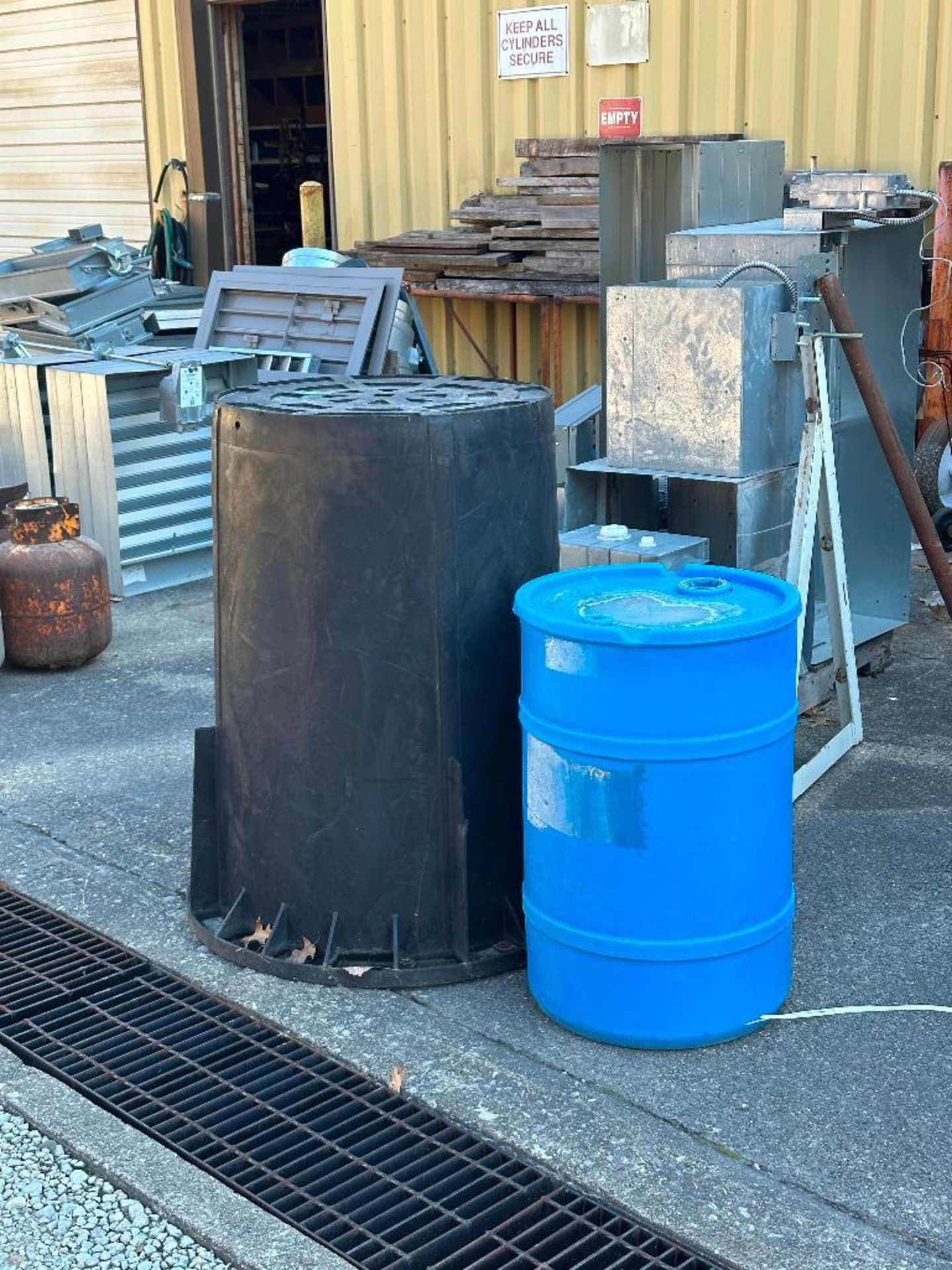 (2) - OUTDOOR LIQUID CONTAINERS - Image 2 of 2