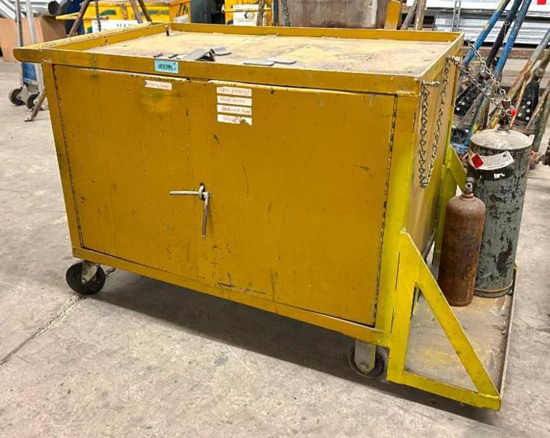 METAL STORGE CART WITH TANK PLATFORM