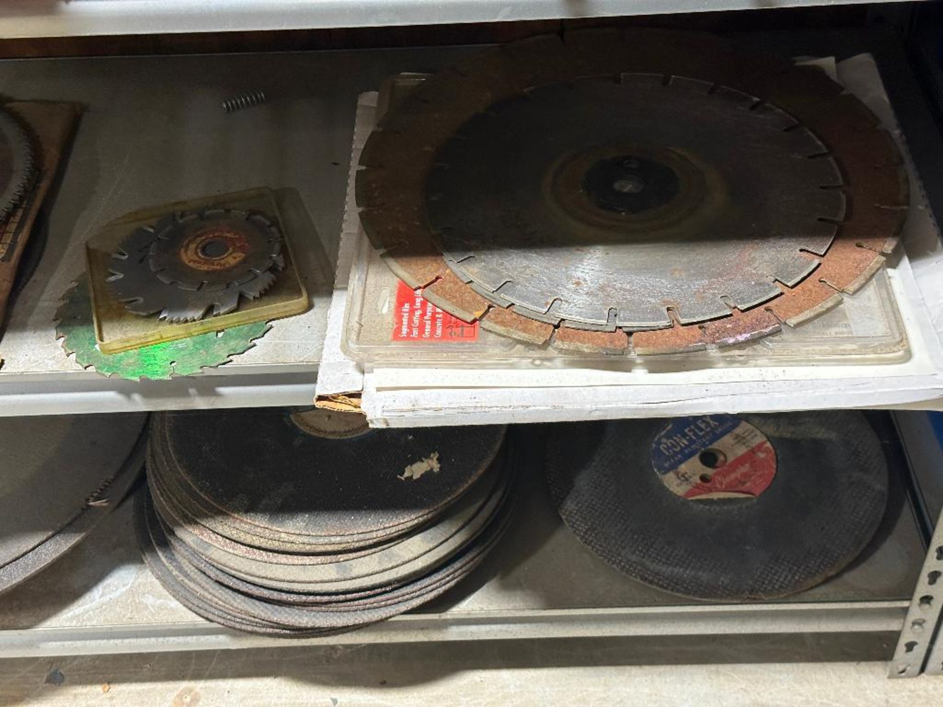 LARGE GROUP OF ASSORTED SAW BLADES AND GRINDING WHEELS - Image 7 of 8