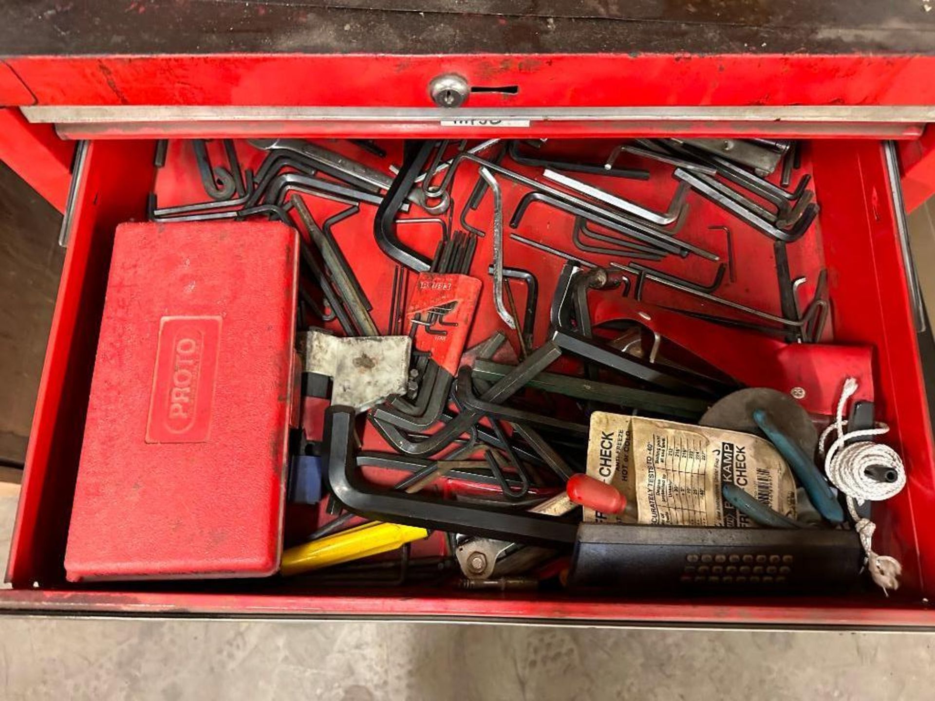 TOOL CHEST WITH ASSORTED TOOLS - Image 6 of 9