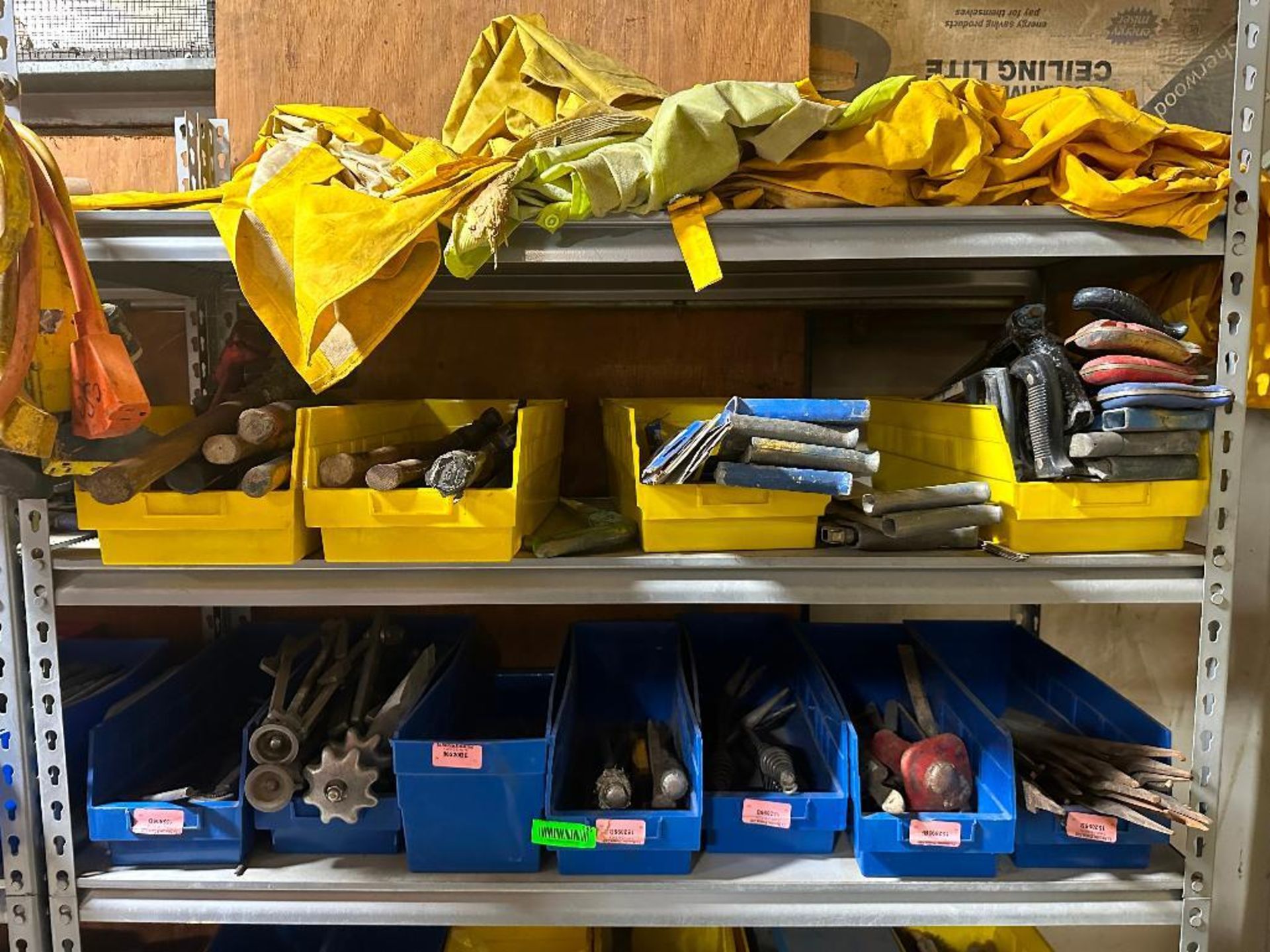 LARGE COLLECTION OF NON-MATCHING HAND TOOLS