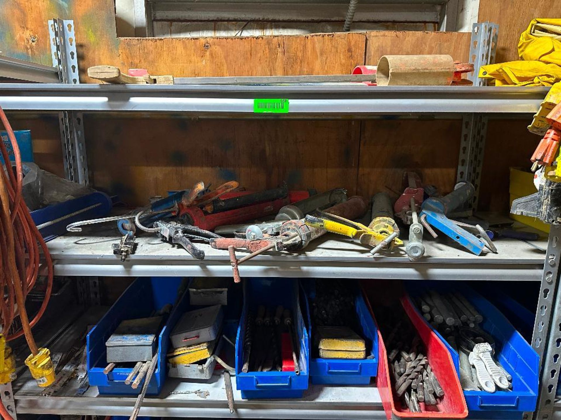 LARGE COLLECTION OF NON-MATCHING HAND TOOLS