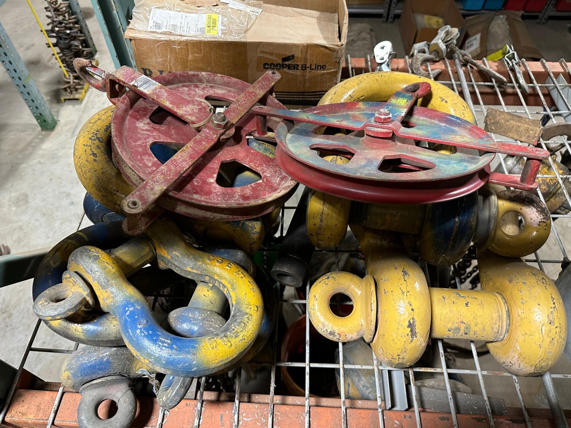 LARGE GROUP OF MATERIAL LIFTING EQUIPMENT AND HARDWARE