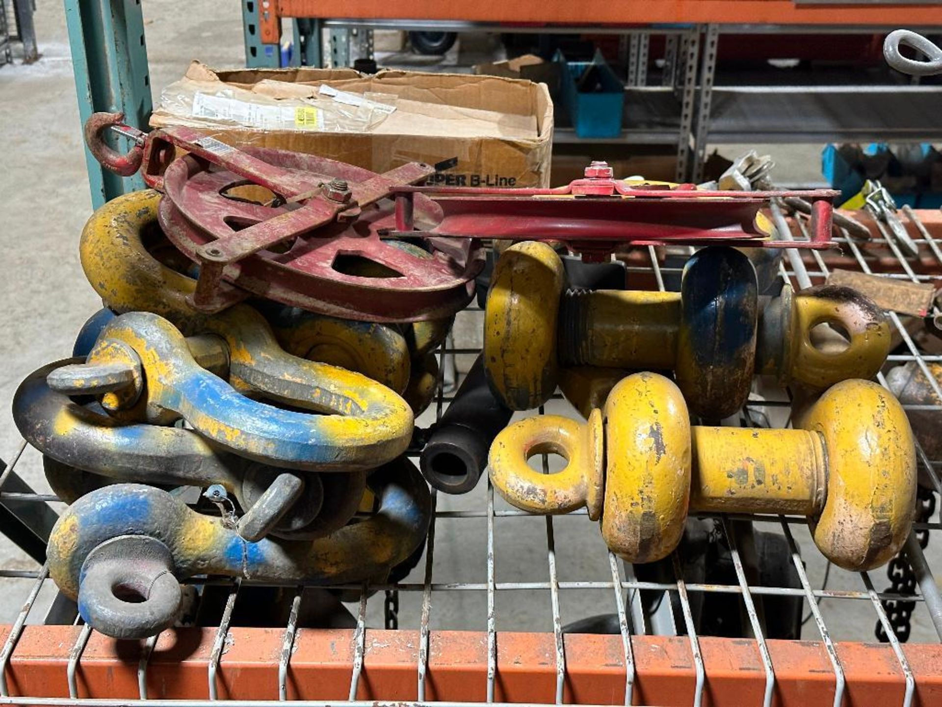 LARGE GROUP OF MATERIAL LIFTING EQUIPMENT AND HARDWARE - Image 2 of 5
