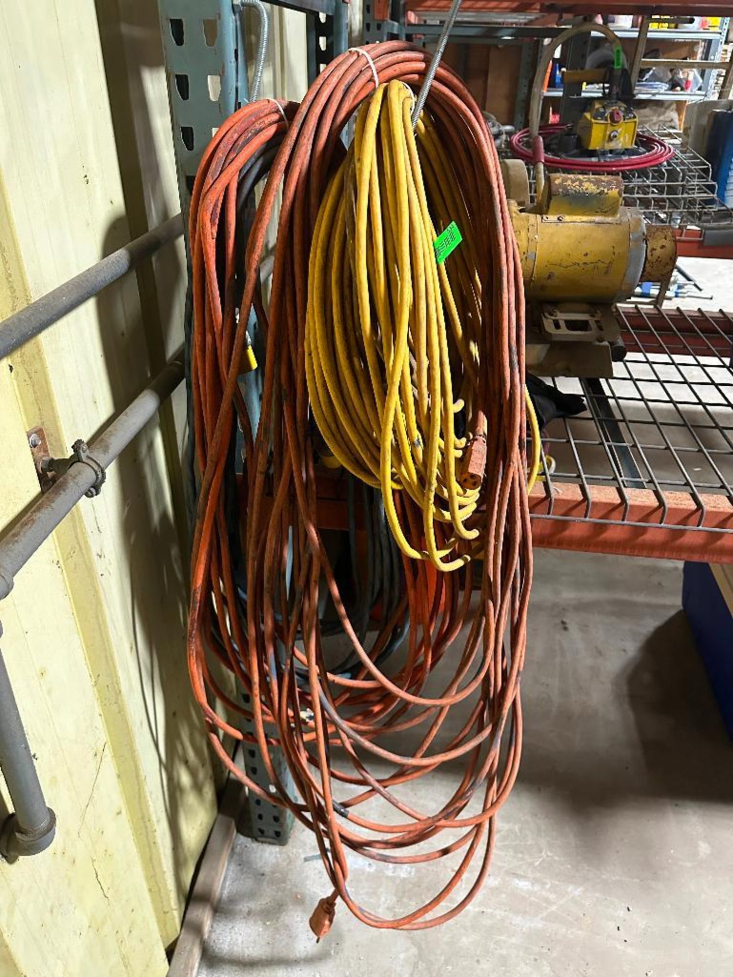 ASSORTED GROUP OF ELECTRICAL CABLES AND EXTENSION CORDS - Image 2 of 5