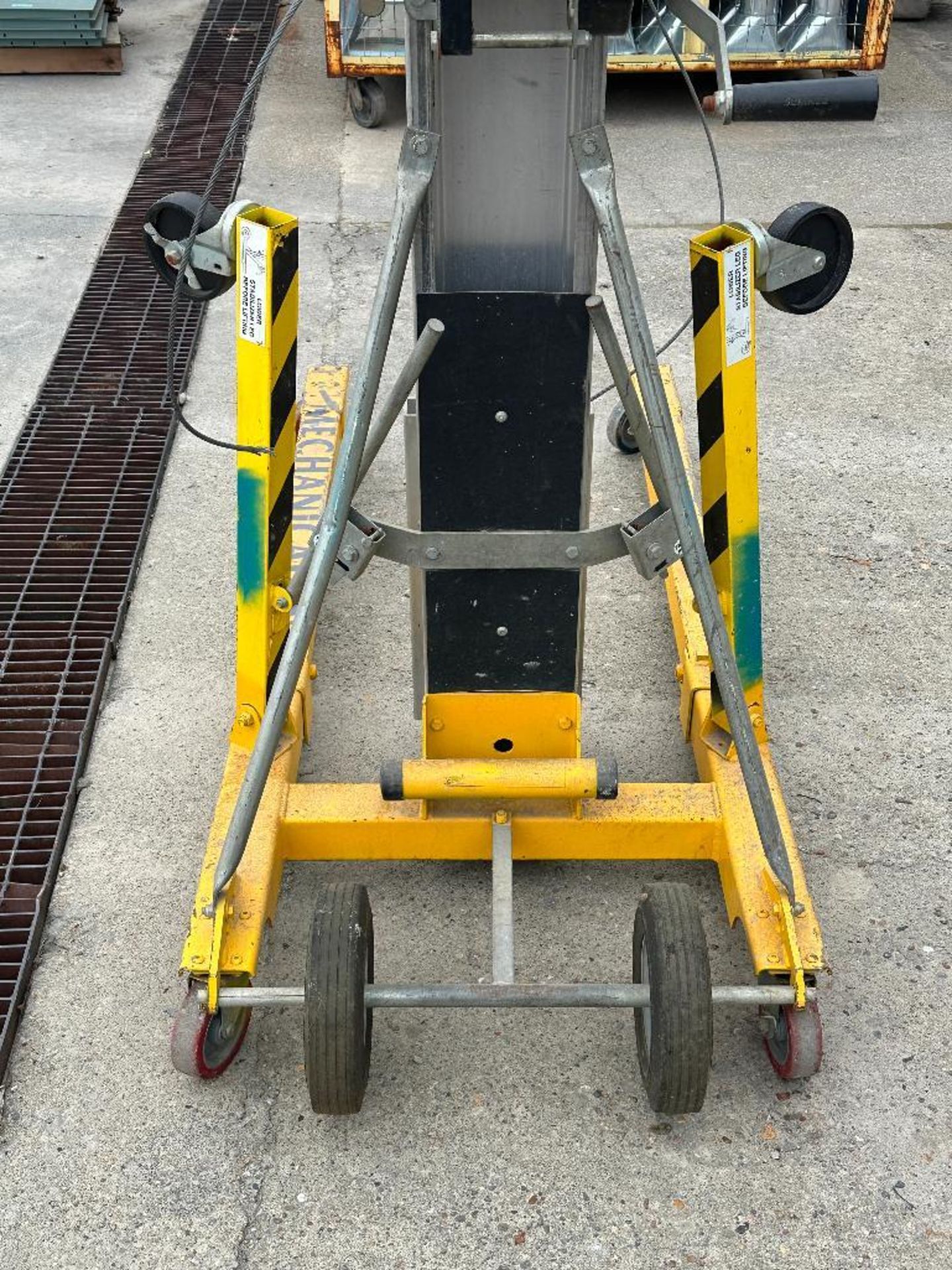 HEAVY DUTY ROLLING MANUAL MATERIAL LIFT - Image 6 of 7