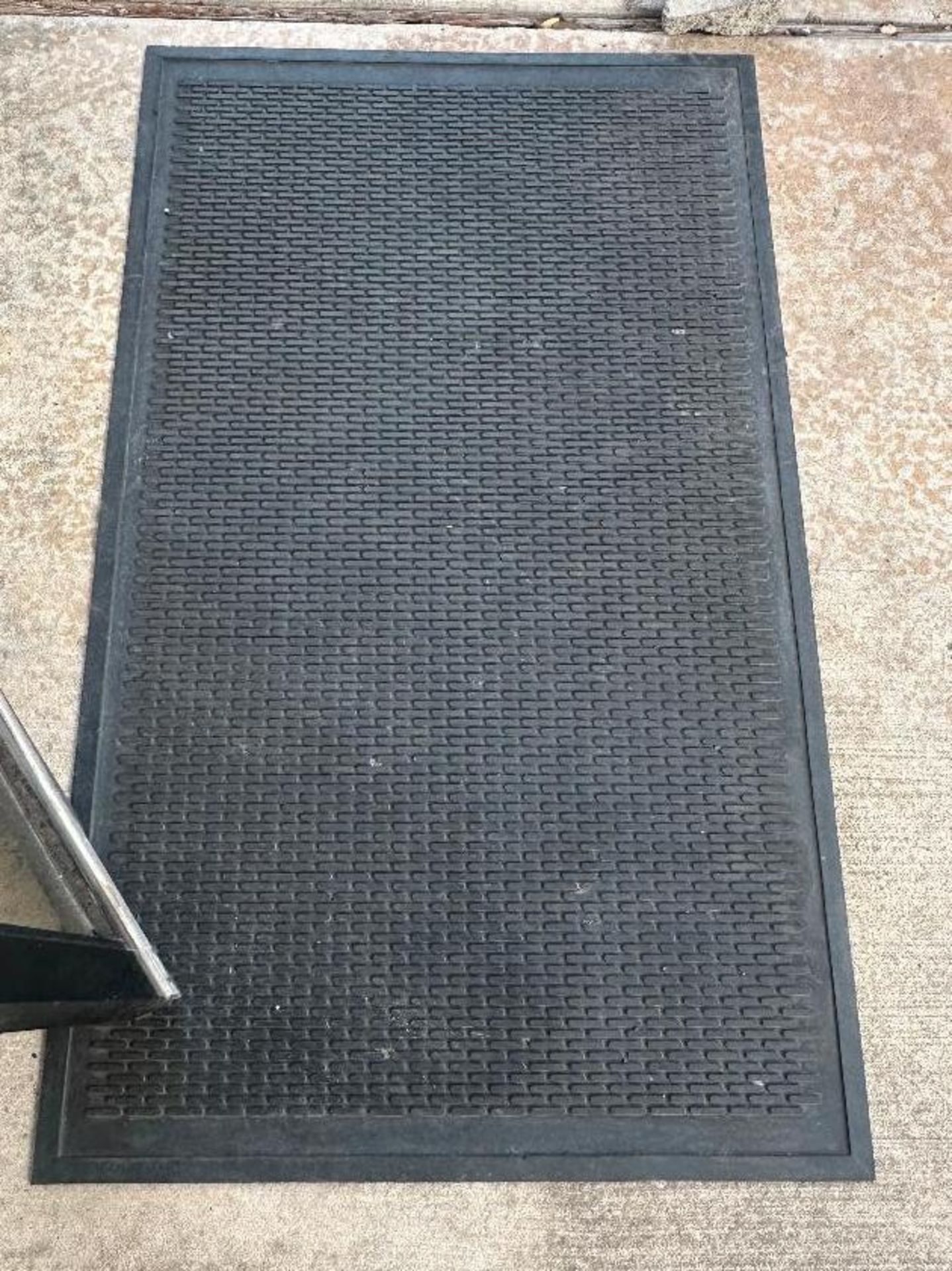 DESCRIPTION 5' X 3' HEAVY DUTY RUBBER TRAFFIC MAT. SIZE 5' X 3 LOCATION 180 East Whitestone Blvd #16