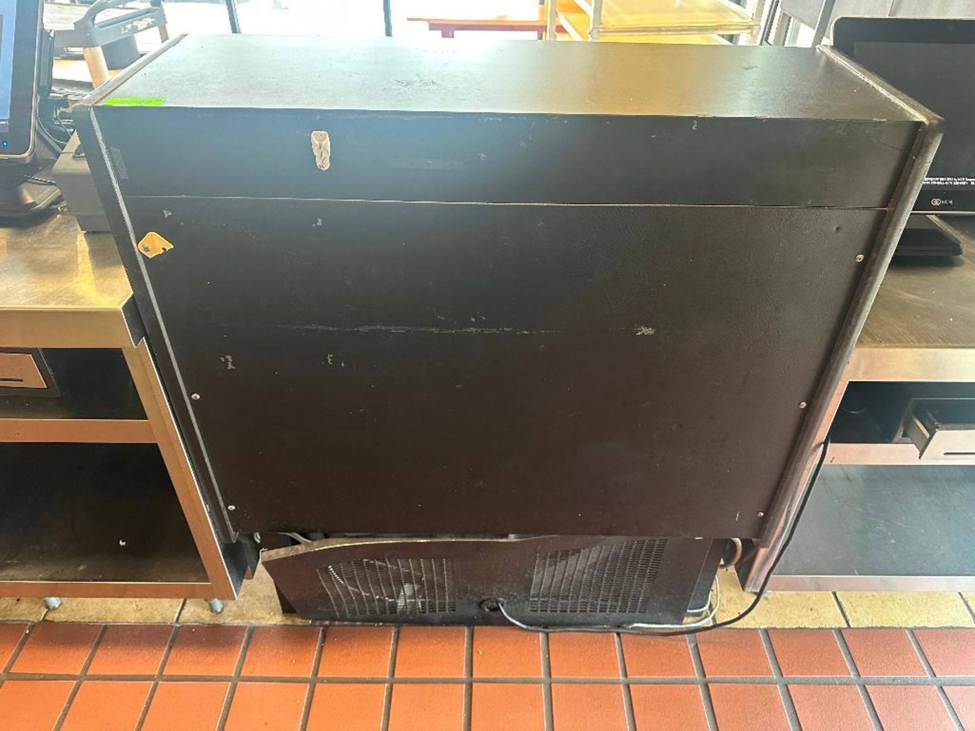 DESCRIPTION 40" SELF-CONTAINED GRAB AND GO MERCHANDISER COOLER. ADDITIONAL INFORMATION 115 VOLT, 1 P - Image 2 of 5