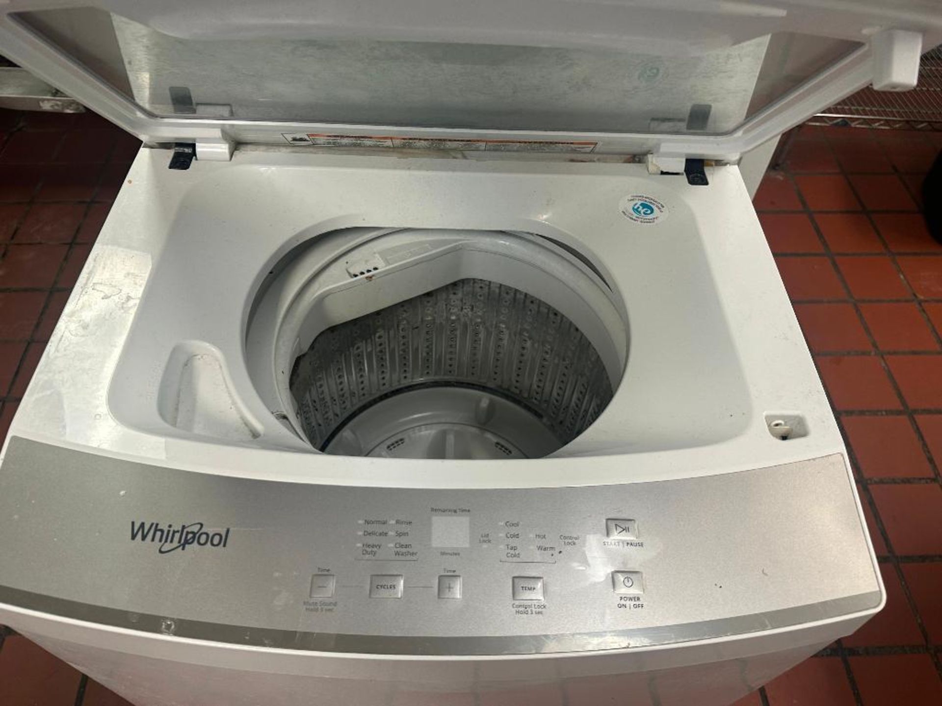 DESCRIPTION WHIRLPOOL WASHER AND DRYER ALL IN ONE BRAND / MODEL: WHIRLPOOL LOCATION 7399 O'Connor Dr - Image 4 of 4