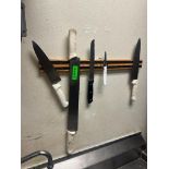 DESCRIPTION MAGNETIC KNIFE HOLDER W/ CONTENTS - 5 KNIVES. THIS LOT IS: ONE MONEY LOCATION 7399 O'Con