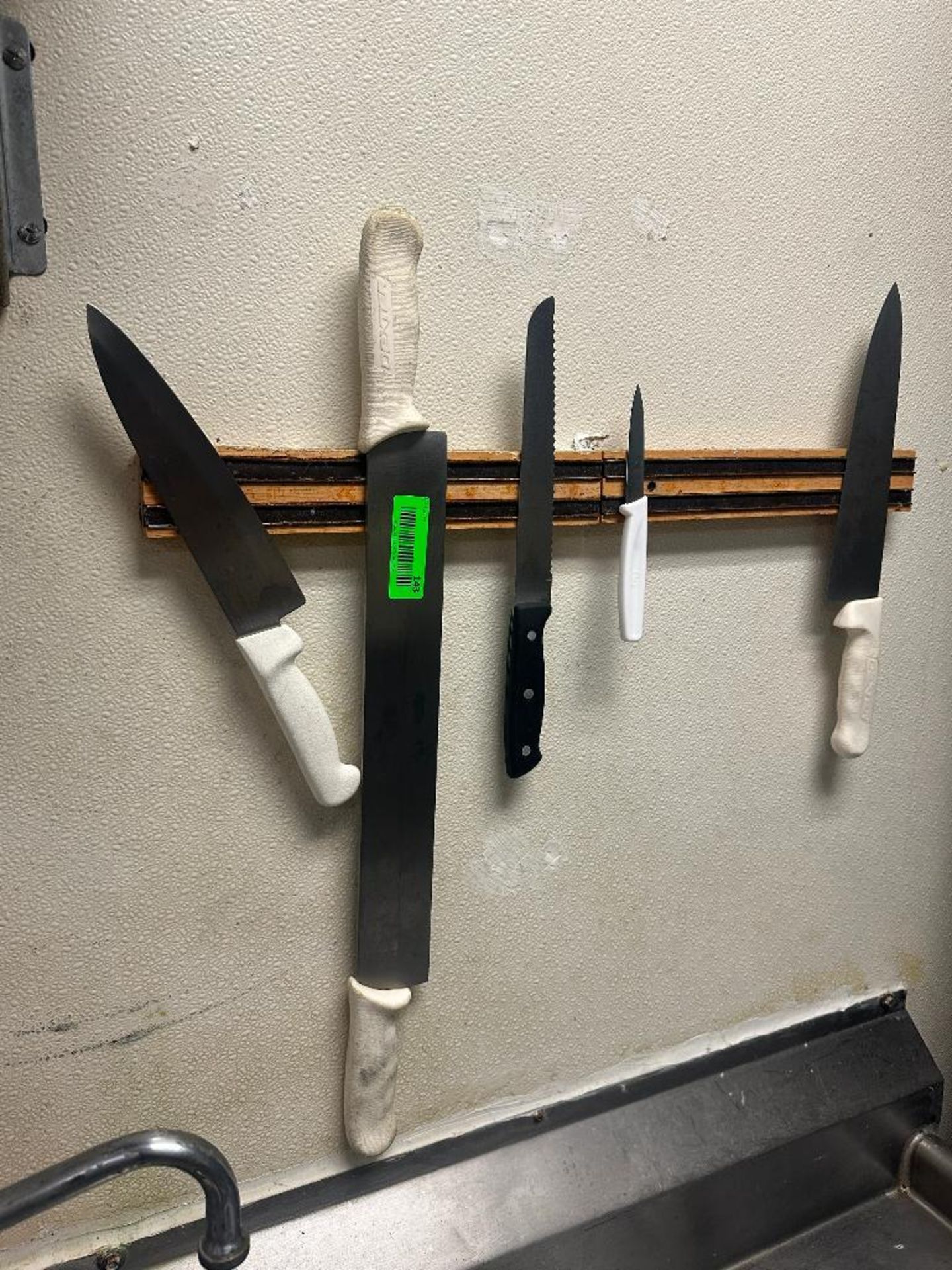 DESCRIPTION MAGNETIC KNIFE HOLDER W/ CONTENTS - 5 KNIVES. THIS LOT IS: ONE MONEY LOCATION 7399 O'Con