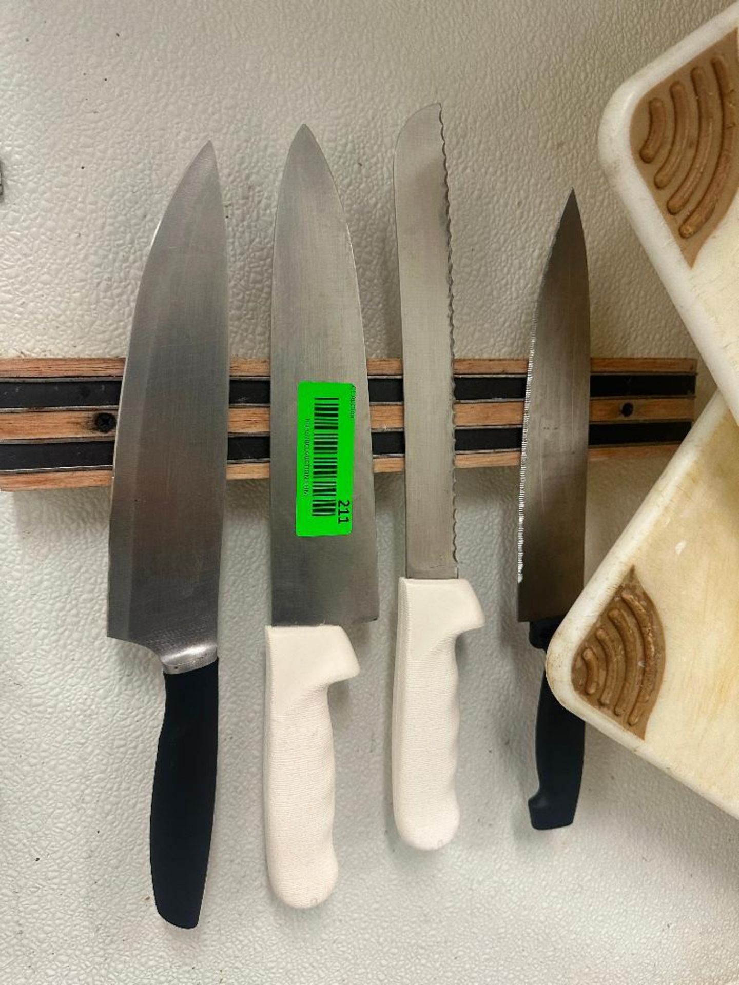 DESCRIPTION MAGNETIC KNIFE HOLDER W/ CONTENTS - 4 KNIVES. THIS LOT IS: ONE MONEY LOCATION 180 East W