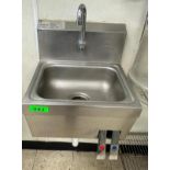 DESCRIPTION ADVANCE TABCO WALL MOUNTED STAINLESS HAND SINK W/ KNEE PEDALS BRAND / MODEL: ADVANCE TAB