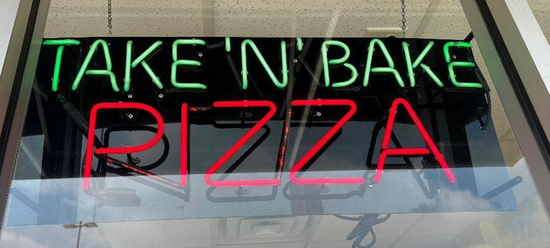 DESCRIPTION " TAKE N BAKE PIZZA" NEON SIGN W/ POWER CORD. BRAND / MODEL: WIN HOLT LOCATION �5017 Tea