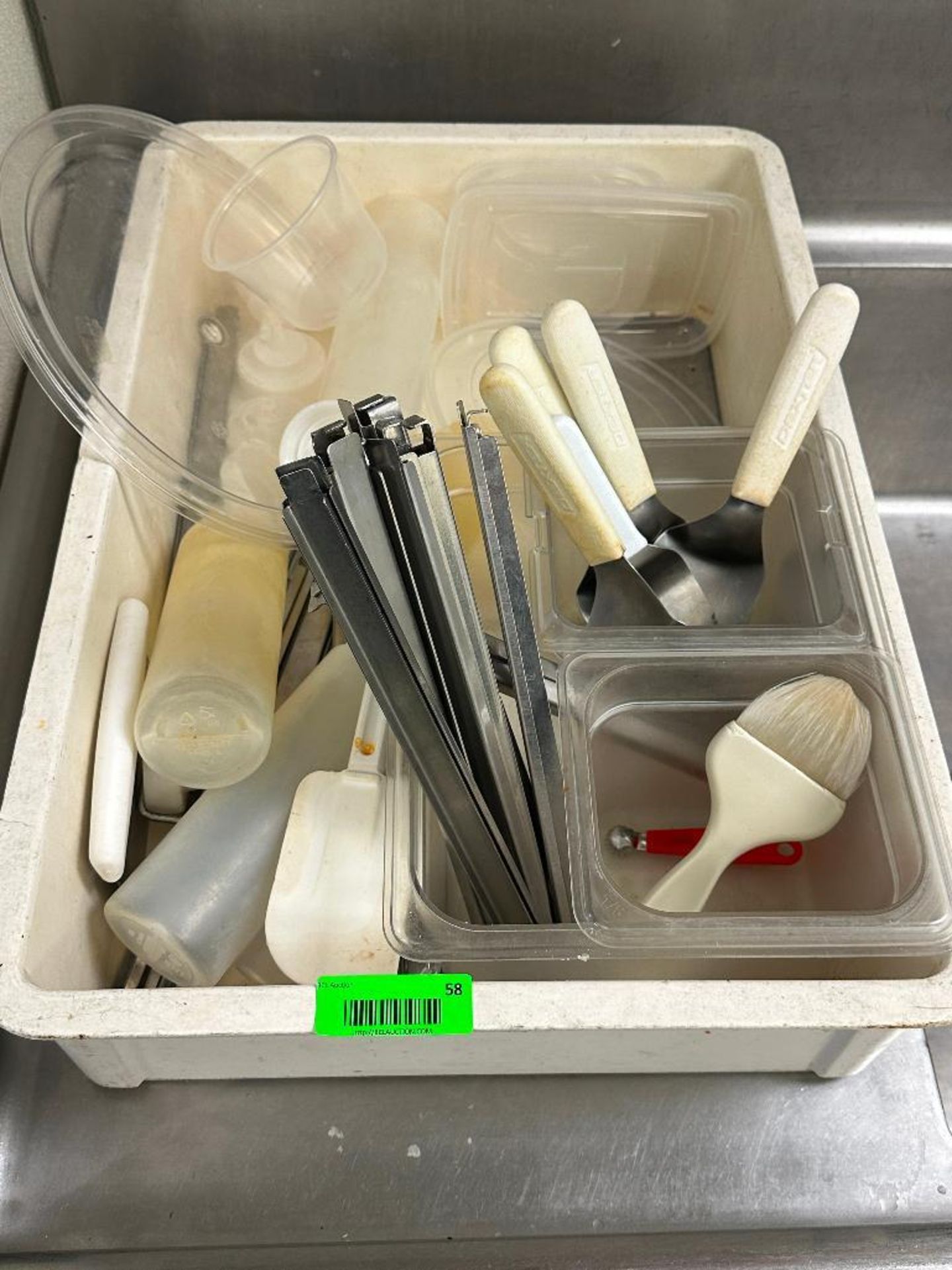 DESCRIPTION TOTE OF ASSORTED UTENSILS. BRAND / MODEL: RUBBERMAID LOCATION �5017 Teasley Lane #135 De