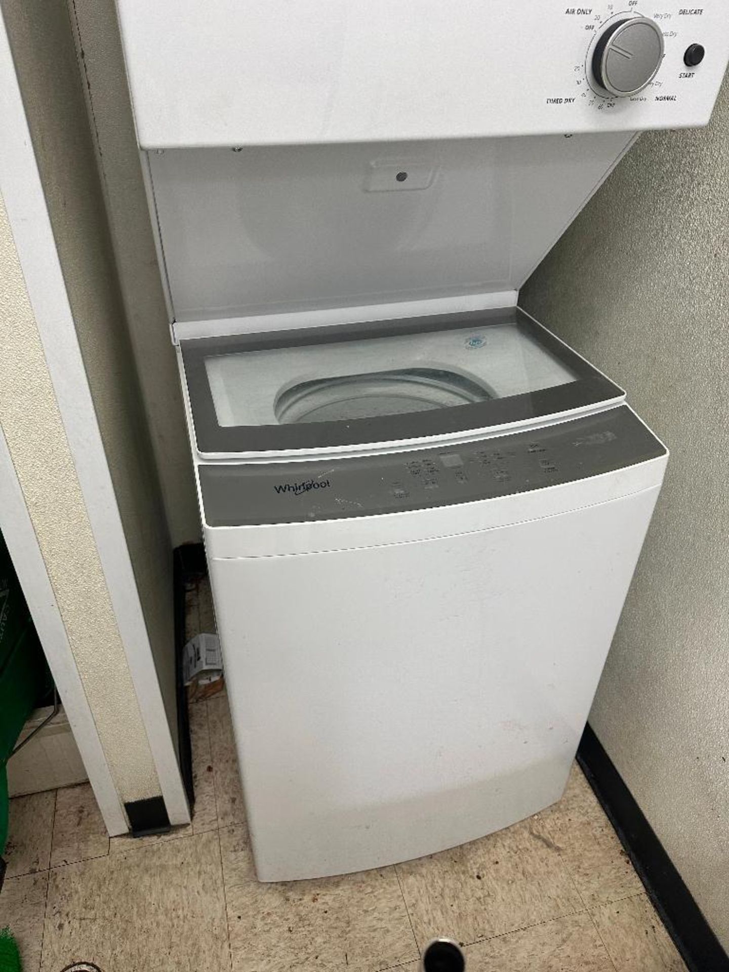 DESCRIPTION WHIRLPOOL WASHER AND DRYER ALL IN ONE BRAND / MODEL: WHIRLPOOL LOCATION �5017 Teasley La - Image 3 of 5