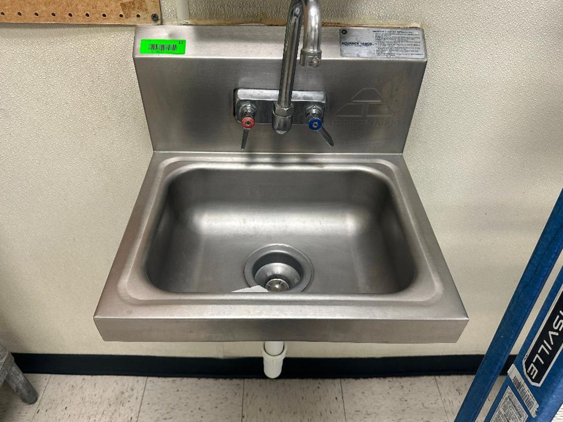 DESCRIPTION ADVANCE TABCO WALL MOUNTED STAINLESS HAND SINK. BRAND / MODEL: ADVANCE TABCO ADDITIONAL