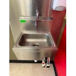 DESCRIPTION ADVANCE TABCO WALL MOUNTED STAINLESS HAND SINK W/ KNEE PEDALS BRAND / MODEL: ADVANCE TAB