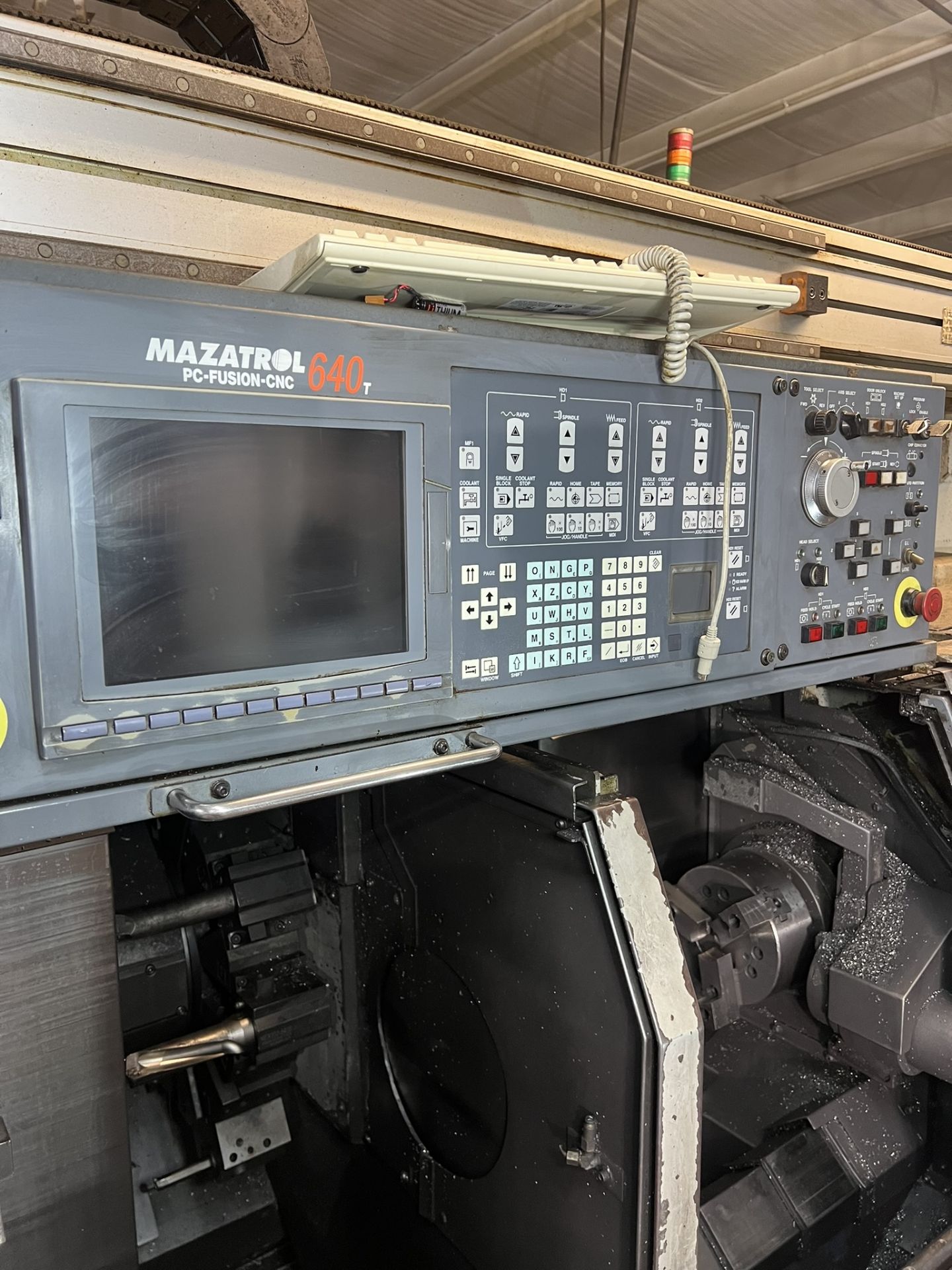 Mazak Model DT20 CNC with Mazatrol 640T Control Panel Mazak Flex-GL100F Loader and Mayfran - Bild 6 aus 11