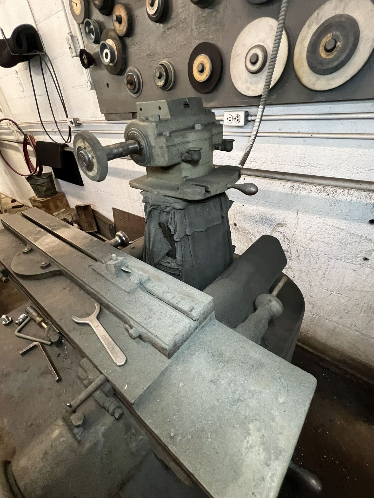 Cincinnati Cutter Grinder Machine & Assorted Wheels Model#D2T1M-481 - Bild 3 aus 5