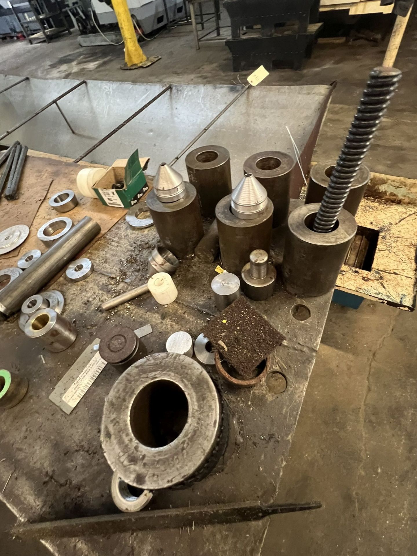 Metal Work Bench & Contents of Tooling - Bild 3 aus 5