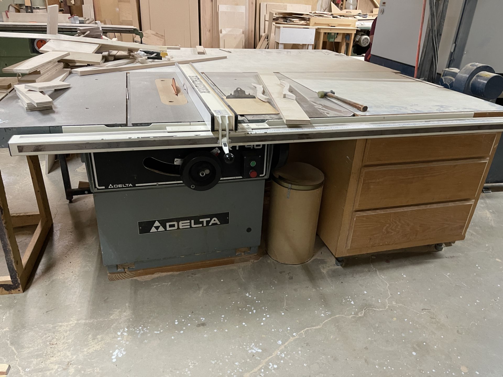 Delta RT40 Table Saw with Biesemeyer Table - Image 3 of 3