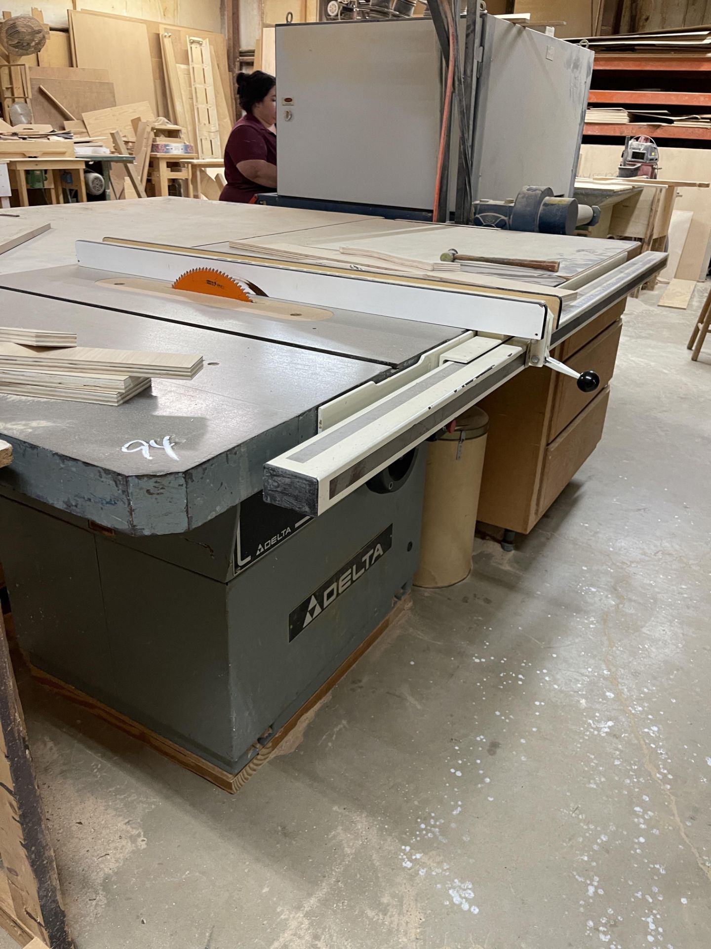 Delta RT40 Table Saw with Biesemeyer Table - Image 2 of 3