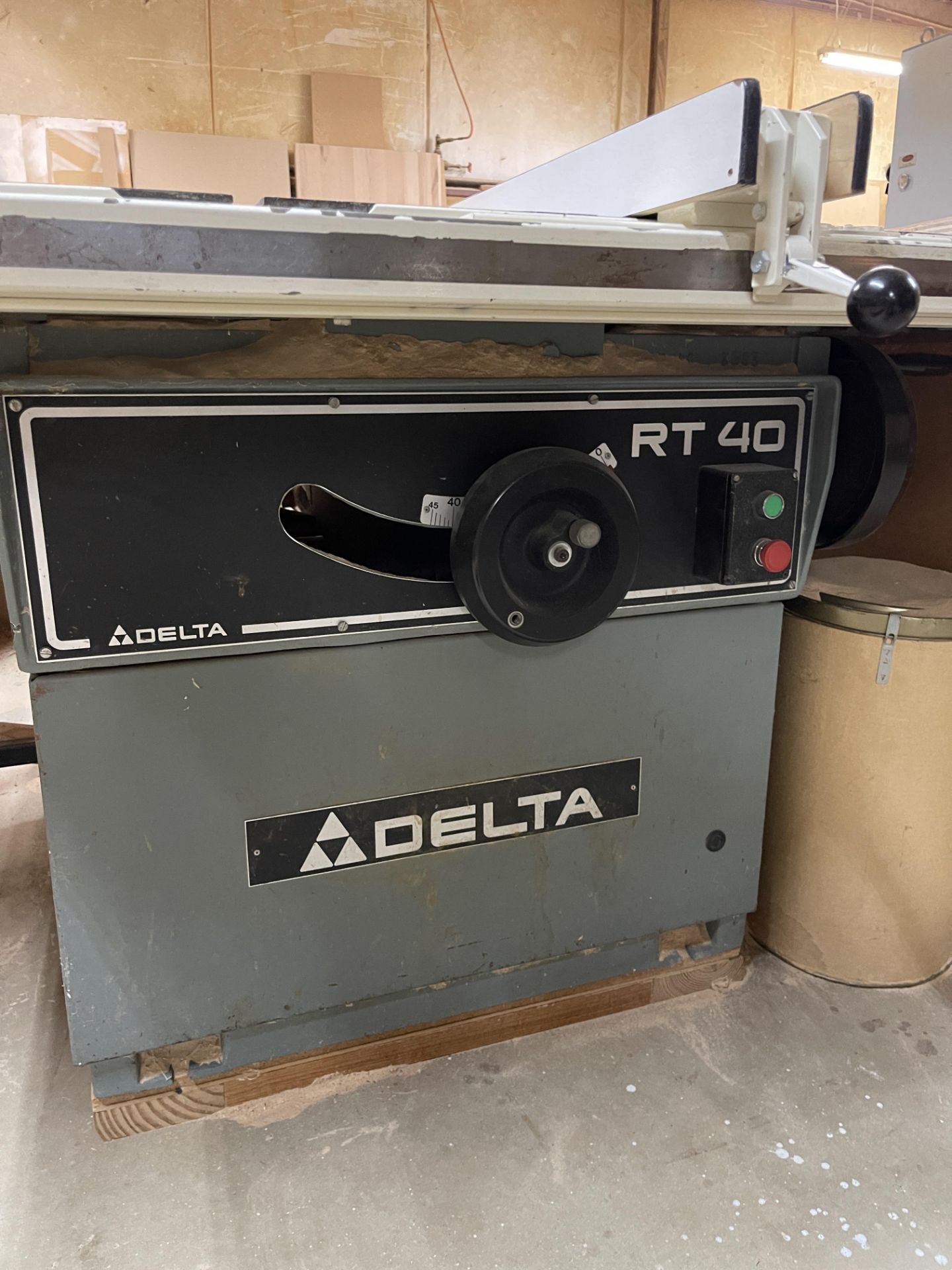 Delta RT40 Table Saw with Biesemeyer Table
