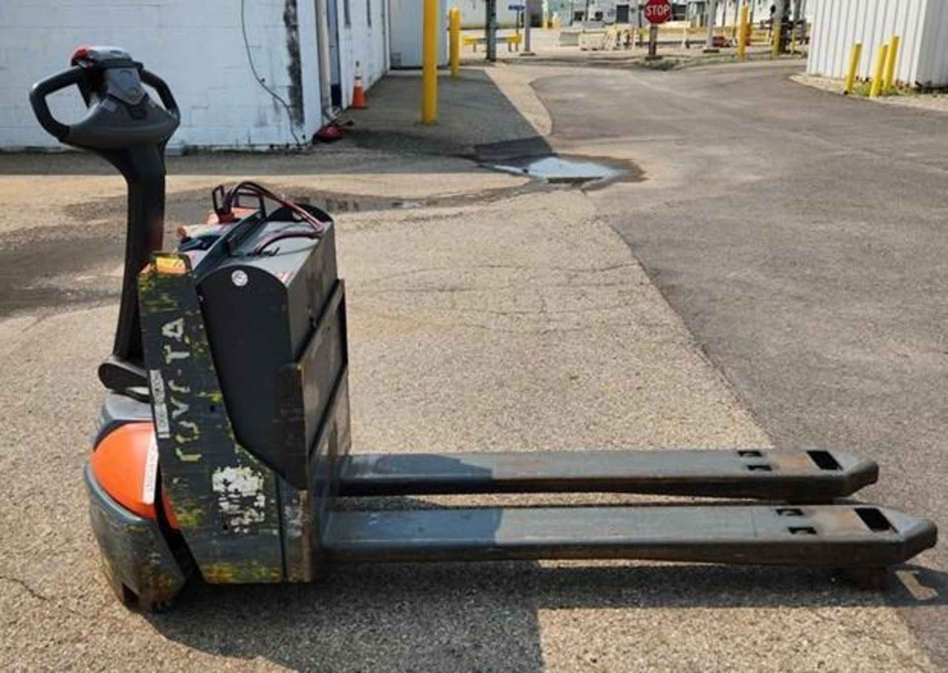 4,500 Lb. Toyota #8HBW23 Electric Walkie Pallet Jack Lift Truck *NON RUNNING*