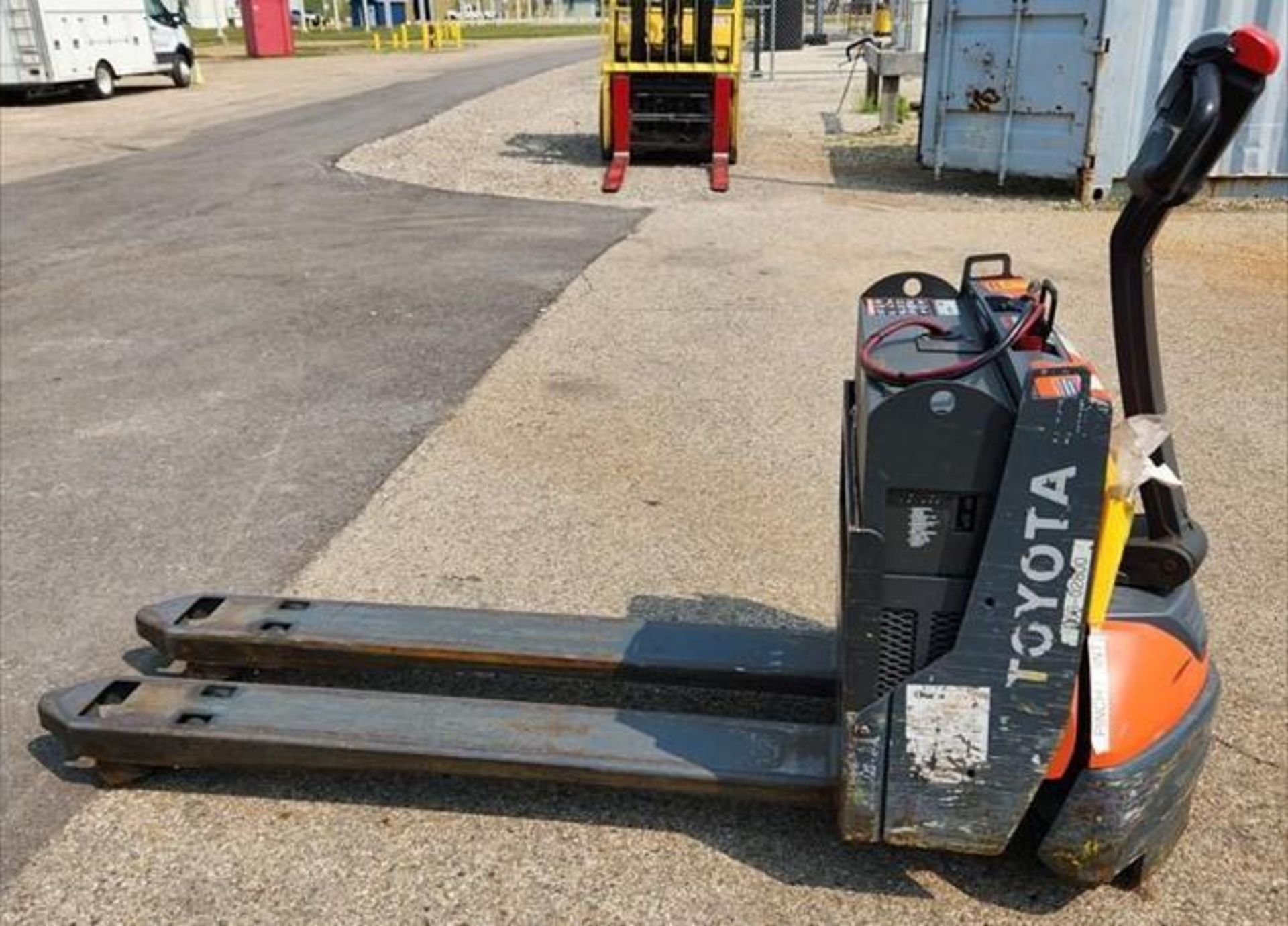 4,500 Lb. Toyota #8HBW23 Electric Walkie Pallet Jack Lift Truck *NON RUNNING* - Bild 2 aus 5