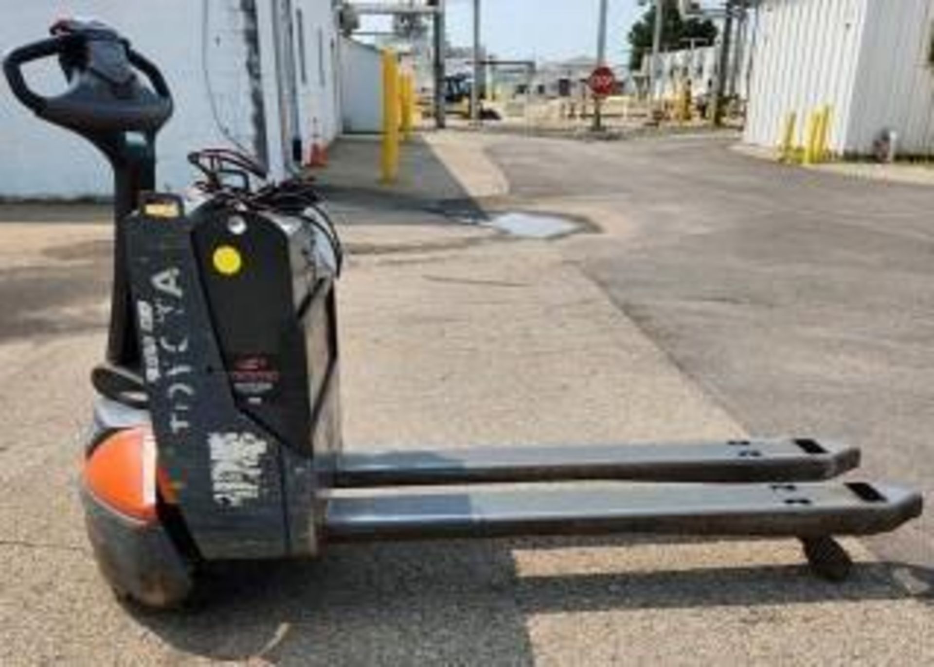 4,500 Lb. Toyota #8HBW23 Electric Walkie Pallet Jack Lift Truck *NON RUNNING*