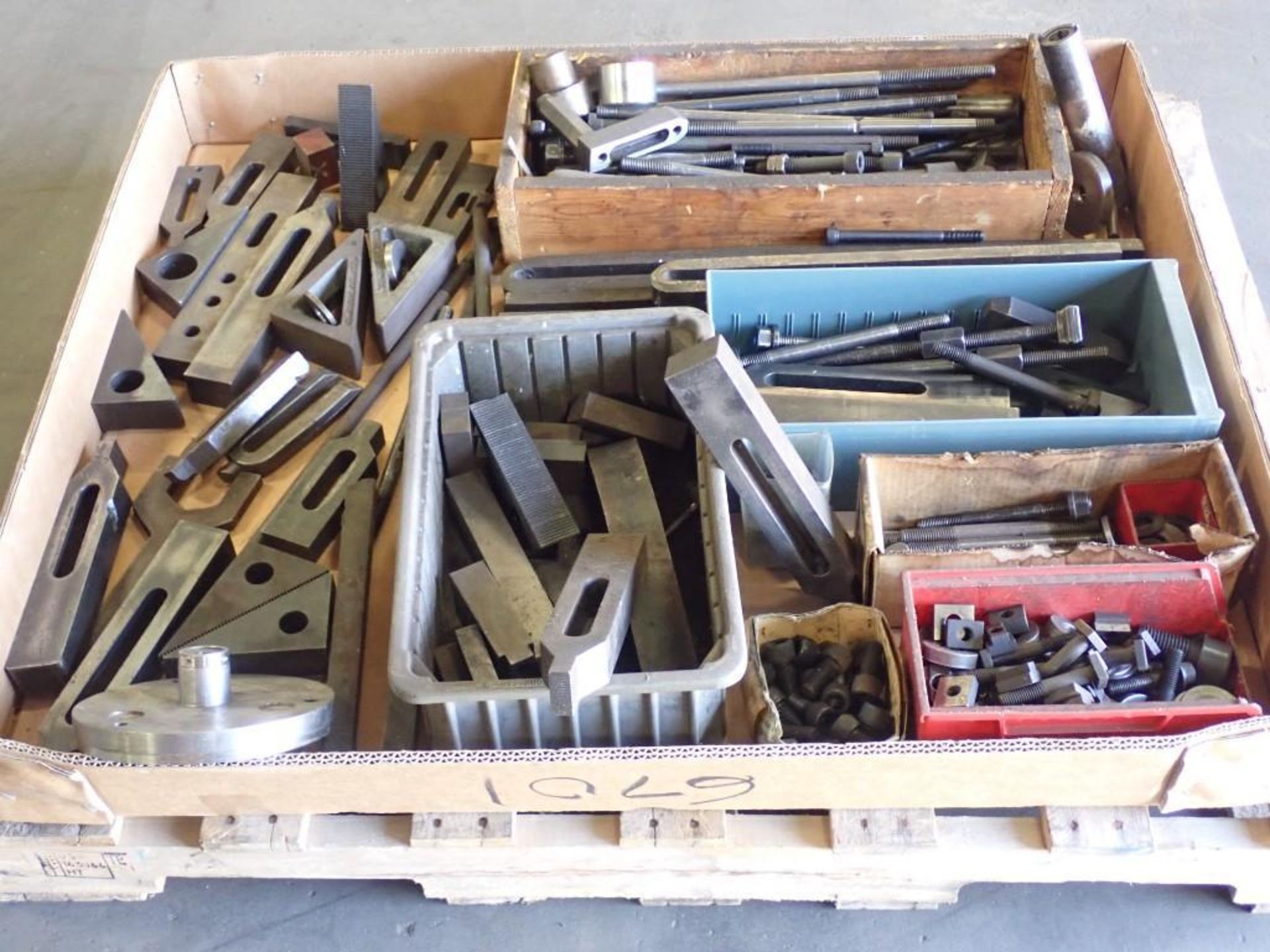 Skid Lot of Misc. Hold Downs for Machining - Bild 5 aus 9