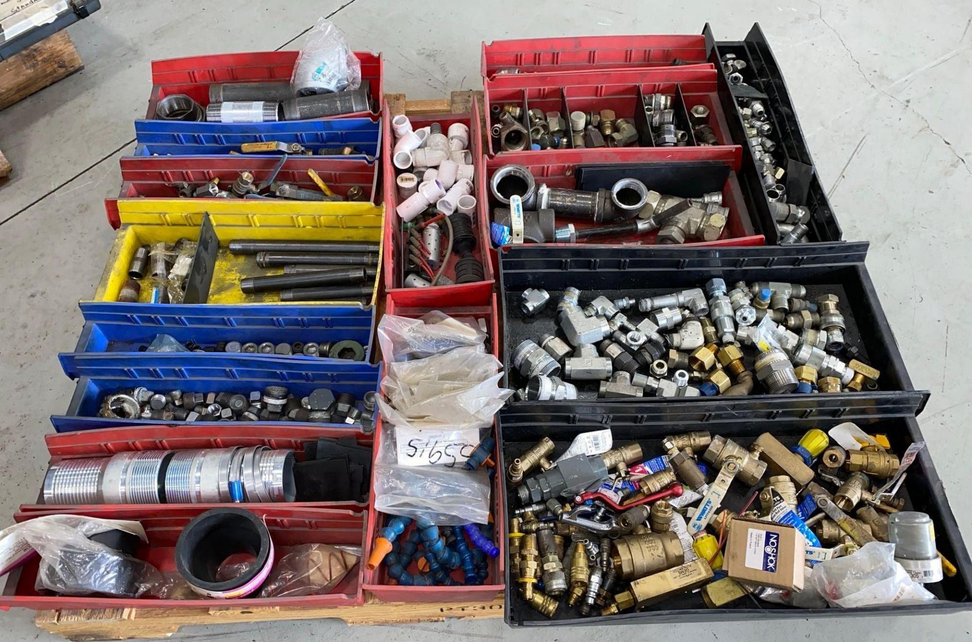 Skid / Lot of Misc. Pipe Fittings, Valves, Nipples, Misc. Fittings - Image 4 of 6