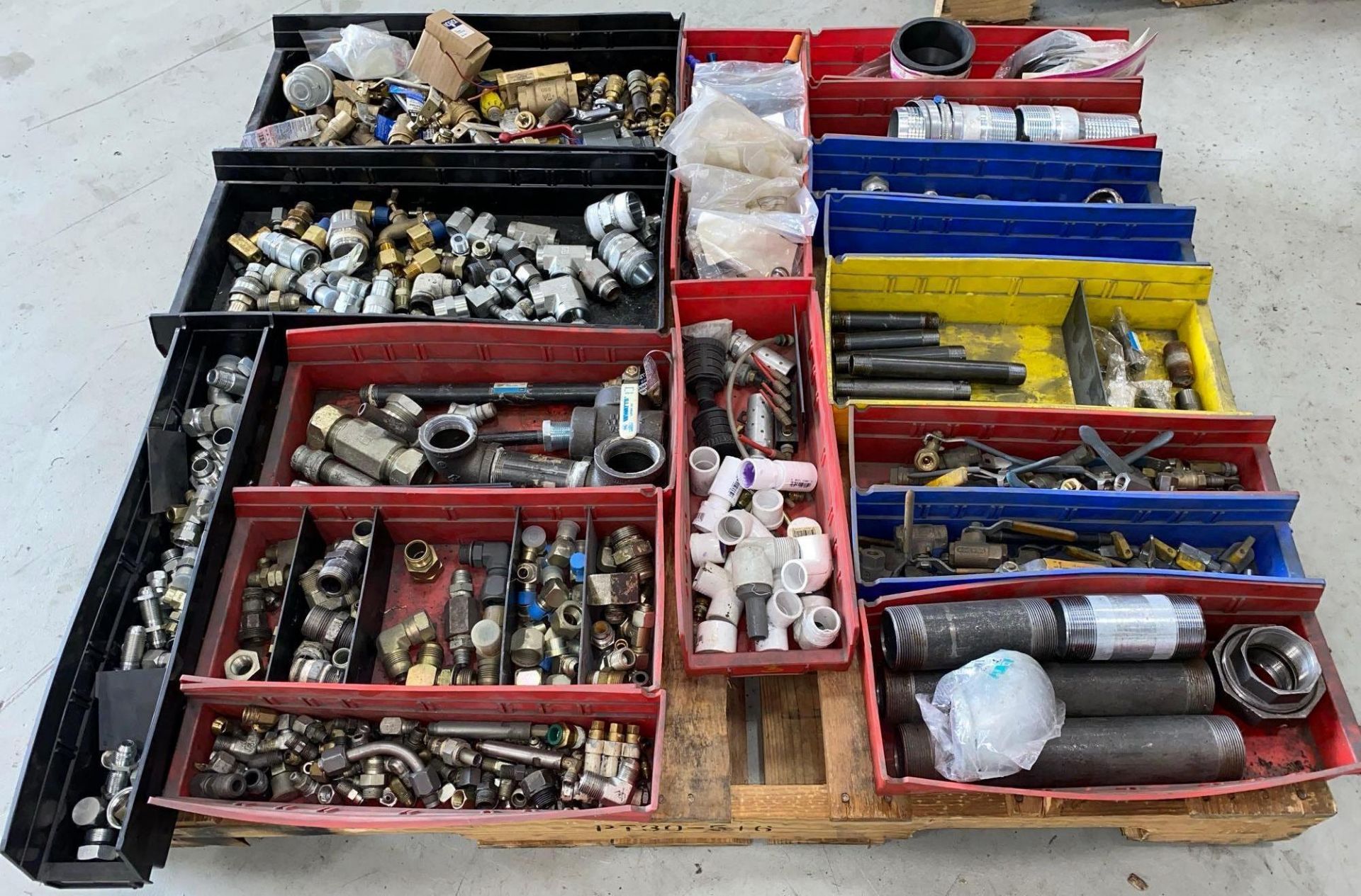 Skid / Lot of Misc. Pipe Fittings, Valves, Nipples, Misc. Fittings - Image 2 of 6