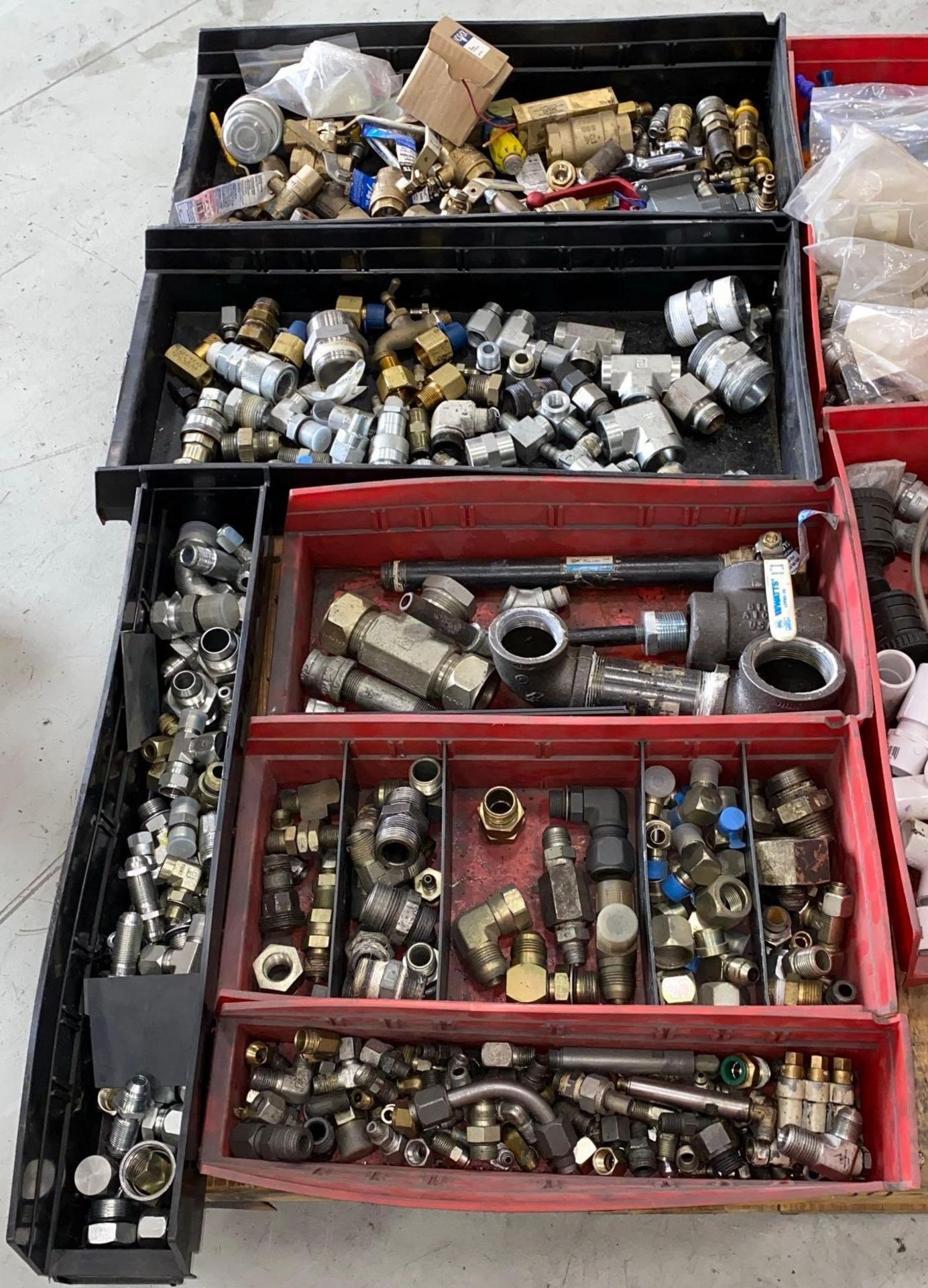 Skid / Lot of Misc. Pipe Fittings, Valves, Nipples, Misc. Fittings - Image 6 of 6