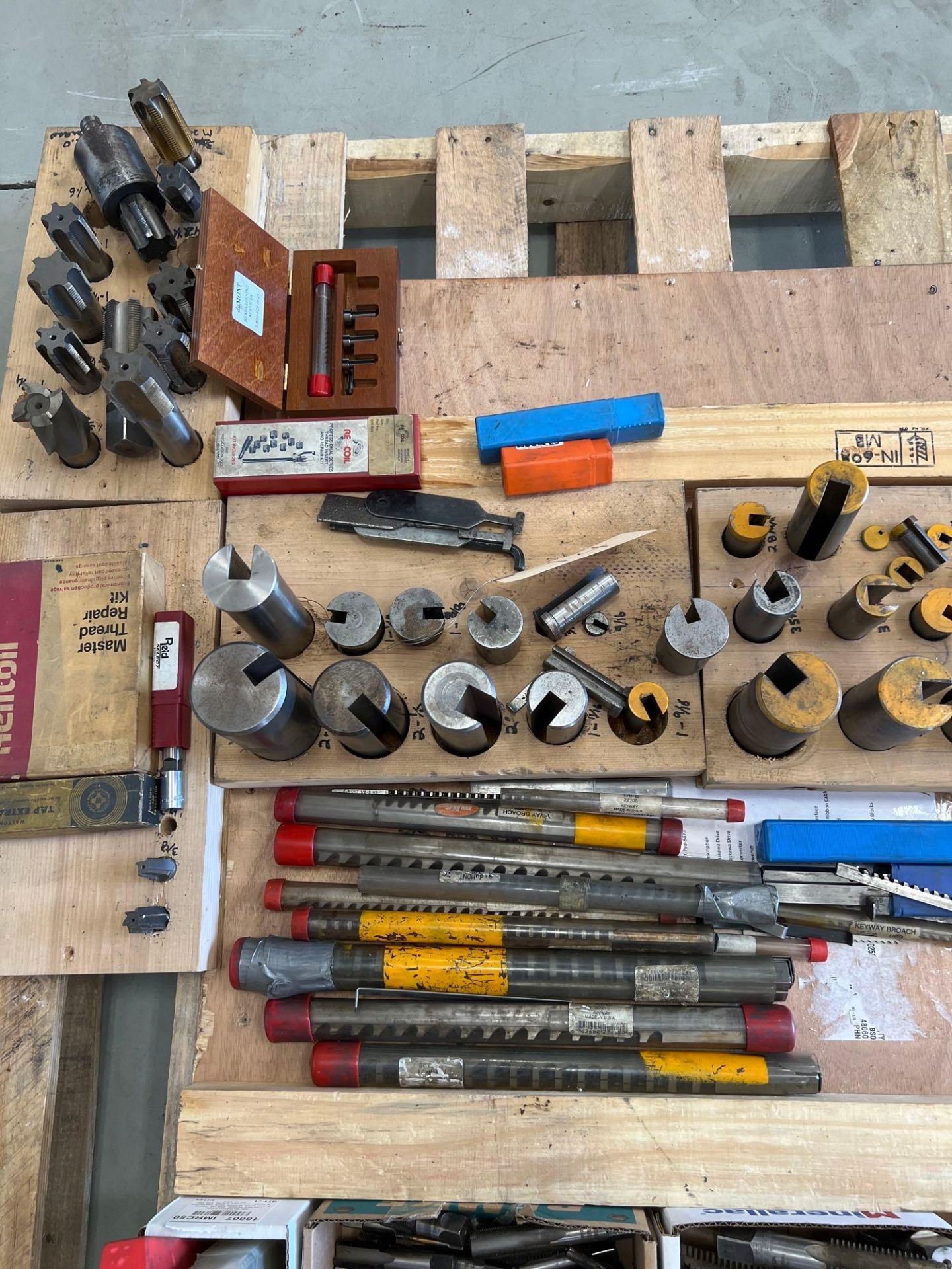 Lot of Broaching Tools, Taps, & Helicoil Items on Skid - Bild 3 aus 7