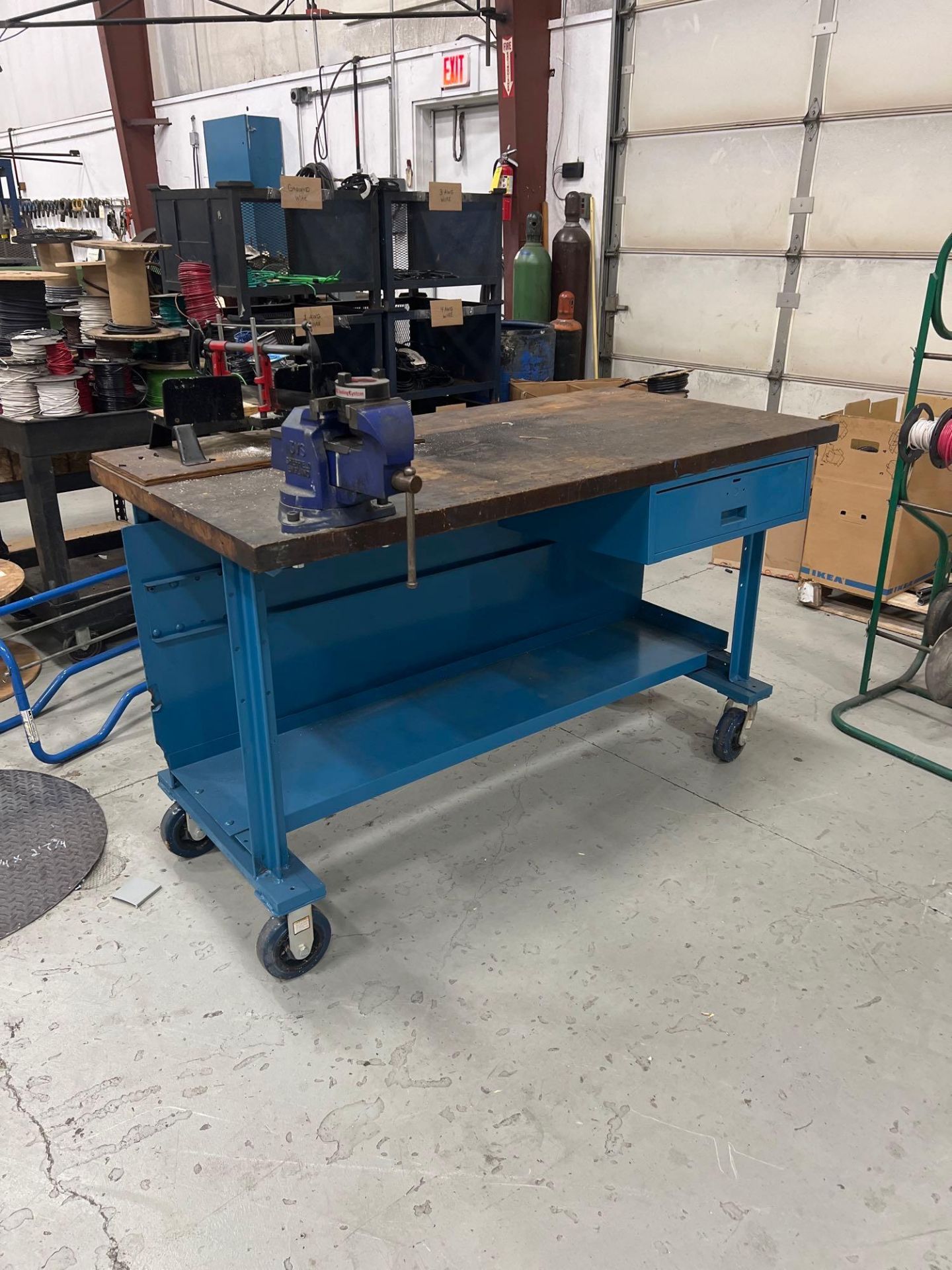 Work Desk on Wheels with Vise and Saw