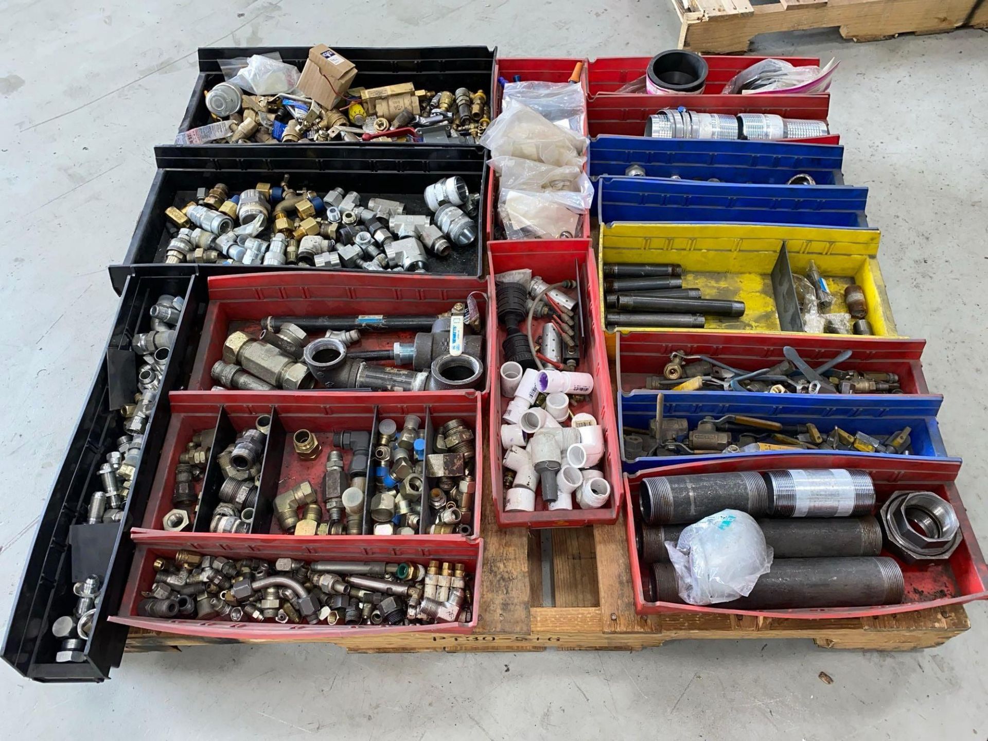 Skid / Lot of Misc. Pipe Fittings, Valves, Nipples, Misc. Fittings - Image 2 of 6