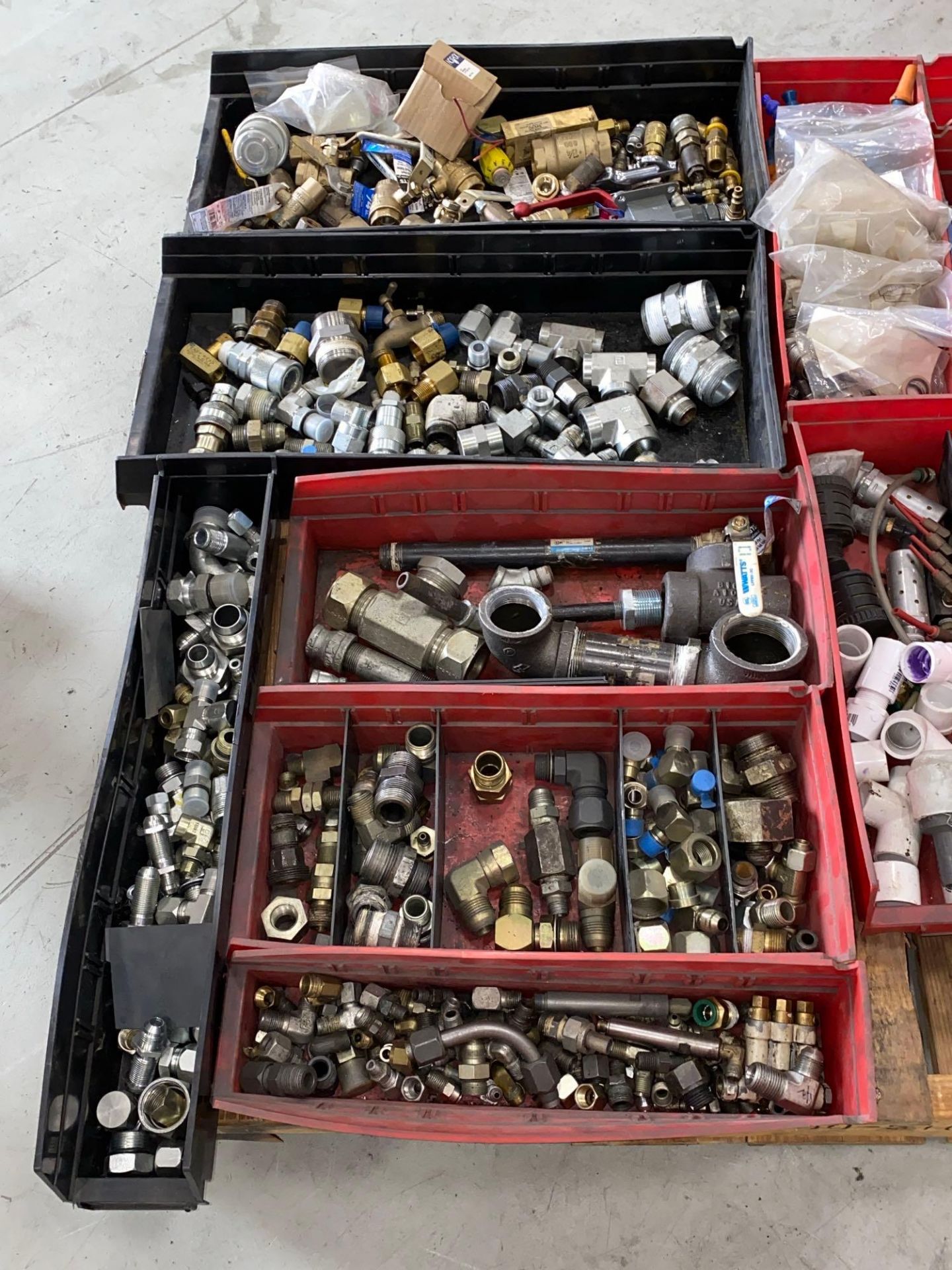 Skid / Lot of Misc. Pipe Fittings, Valves, Nipples, Misc. Fittings - Image 6 of 6