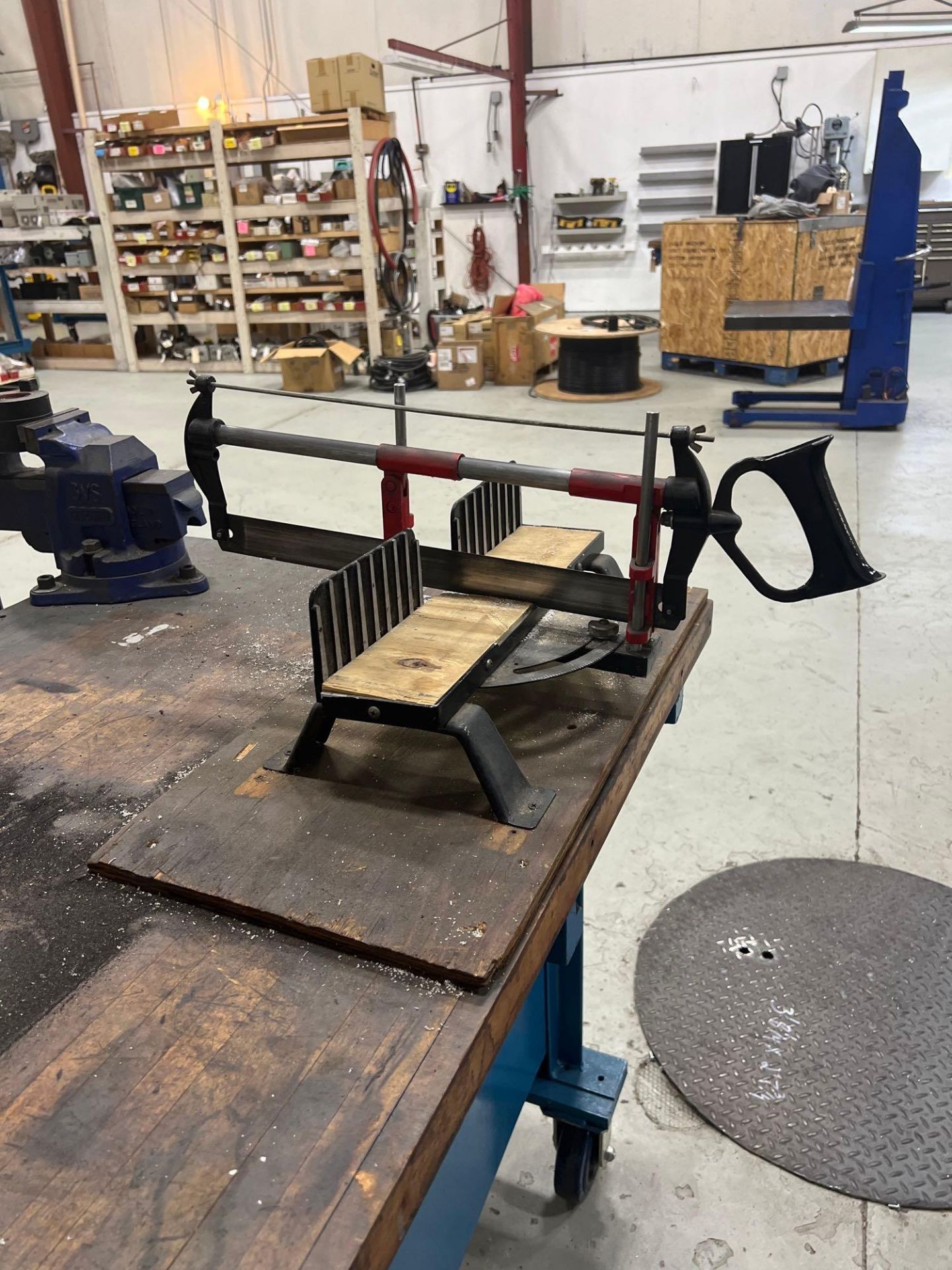 Work Desk on Wheels with Vise and Saw - Image 5 of 6
