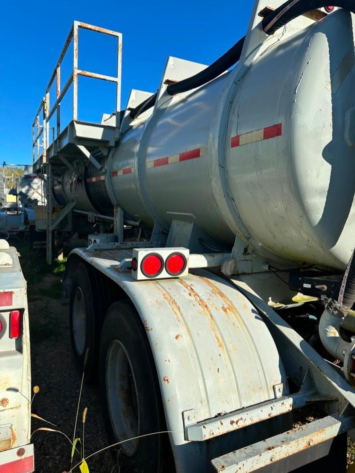 1982 Halliburton 4000 Gallon Acid Transport Tanker - Image 6 of 8