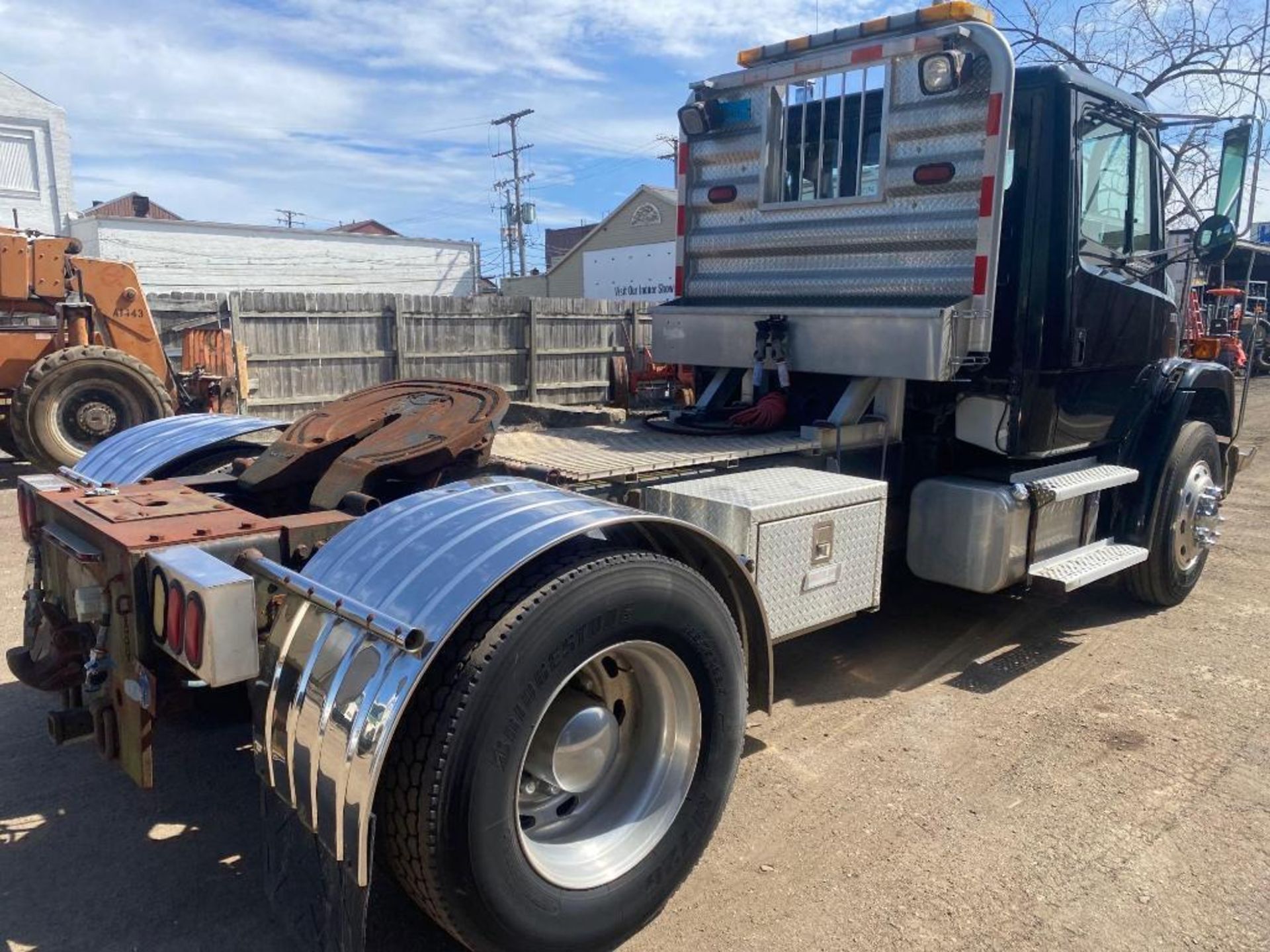 1998 Freightliner FL70 Single Axle Auto Tractor / Truck - Image 5 of 18