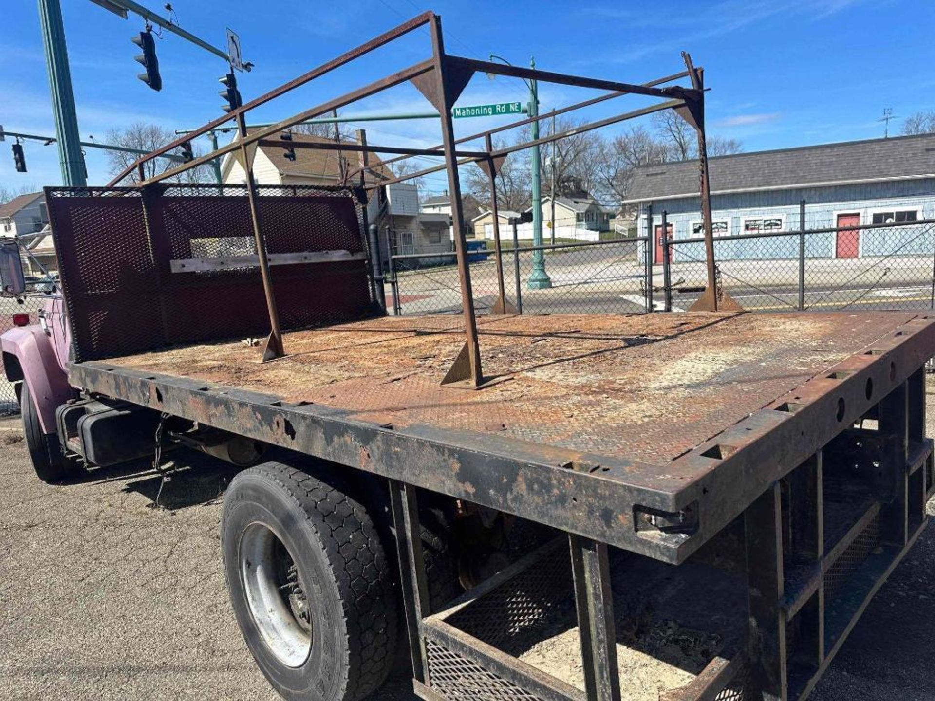 1986 Ford F-700 Diesel Flatbed Truck (located off-site, please read description) - Image 3 of 19