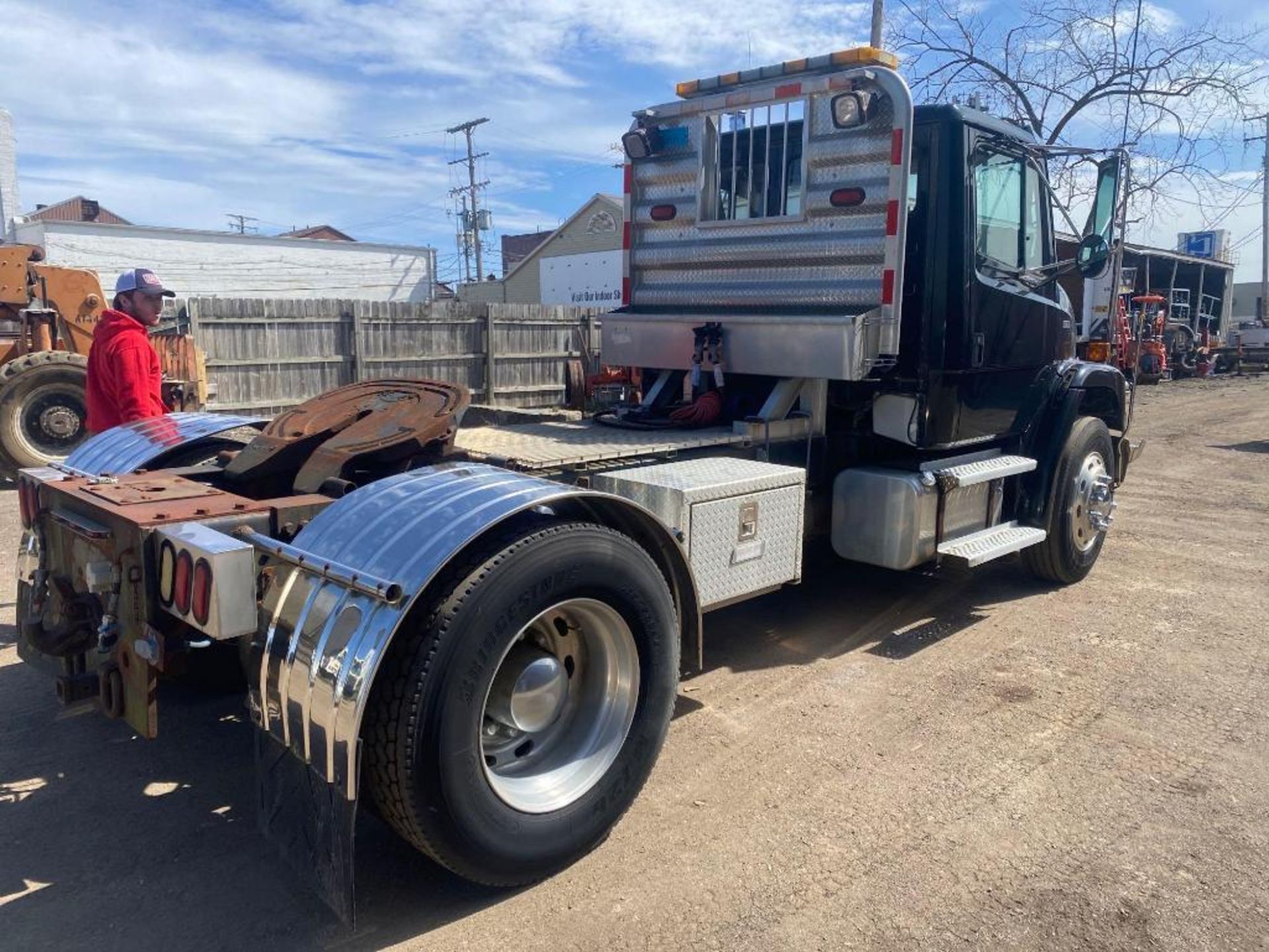 1998 Freightliner FL70 Single Axle Auto Tractor / Truck - Image 4 of 18