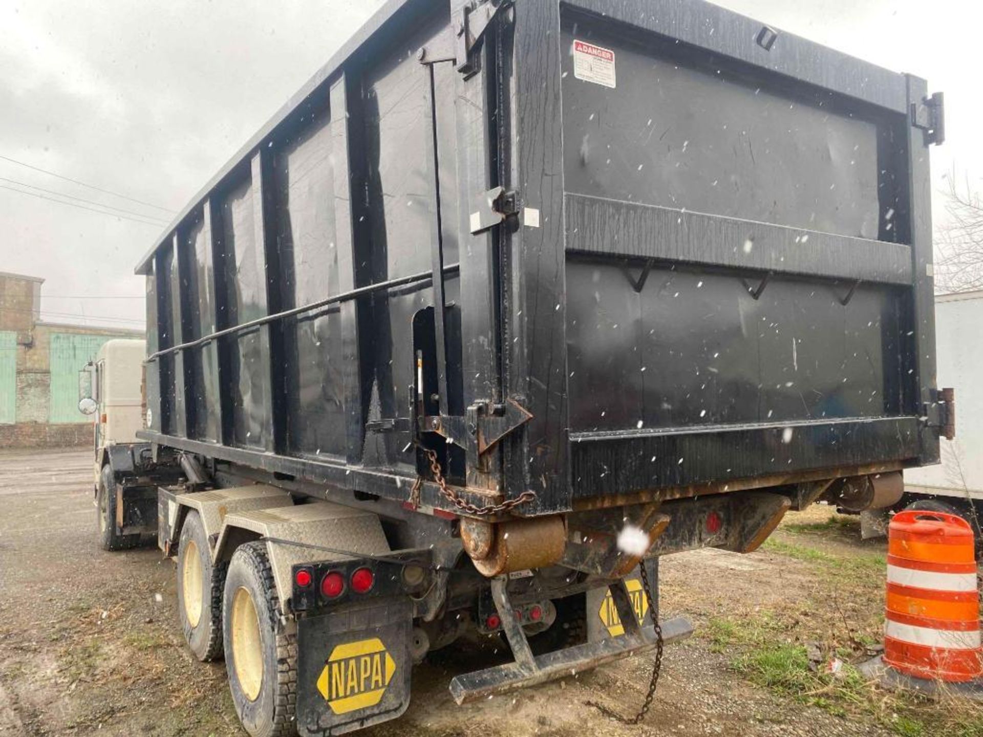 1999 Peterbilt 320 Rolloff Truck - Image 10 of 17