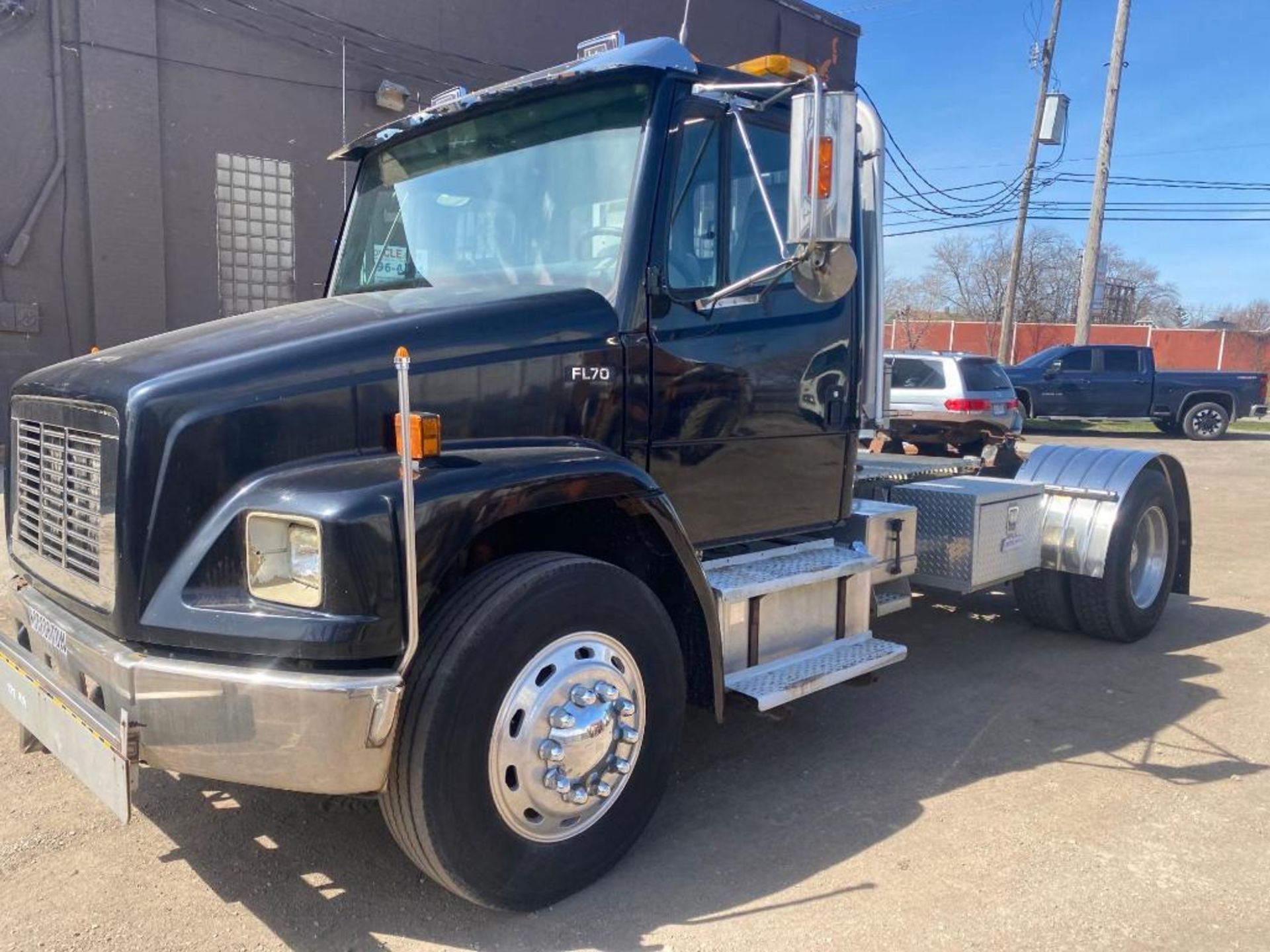 1998 Freightliner FL70 Single Axle Auto Tractor / Truck - Image 12 of 18